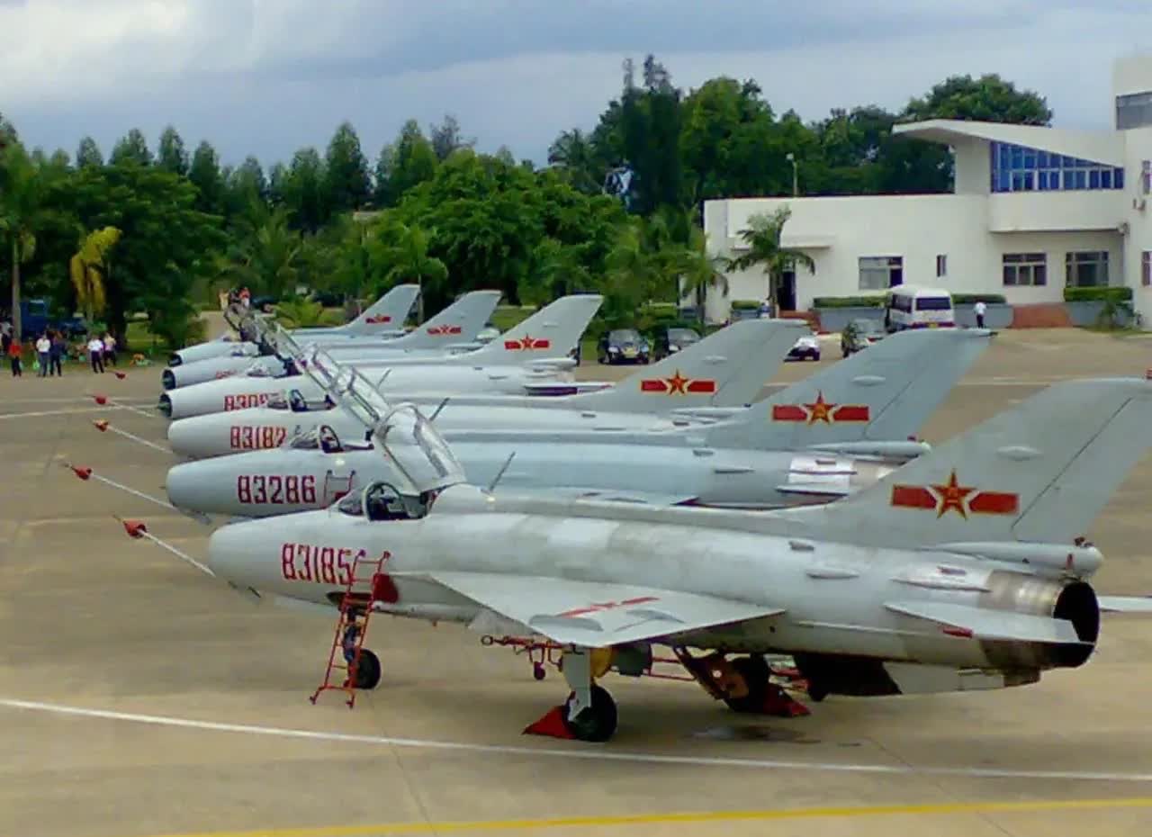 27,歼七飞机转场到田阳训练,我们机场翻修跑道以适应苏
