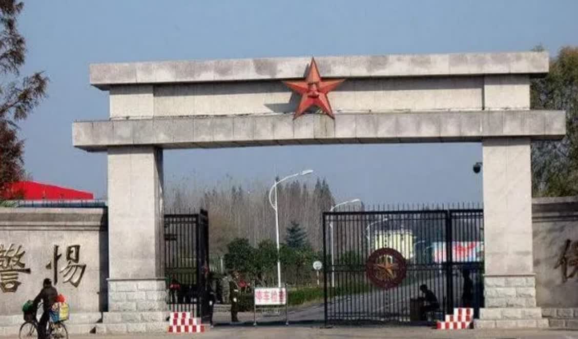 一个士兵正在大门口站岗,一个干部走了进来,士兵给