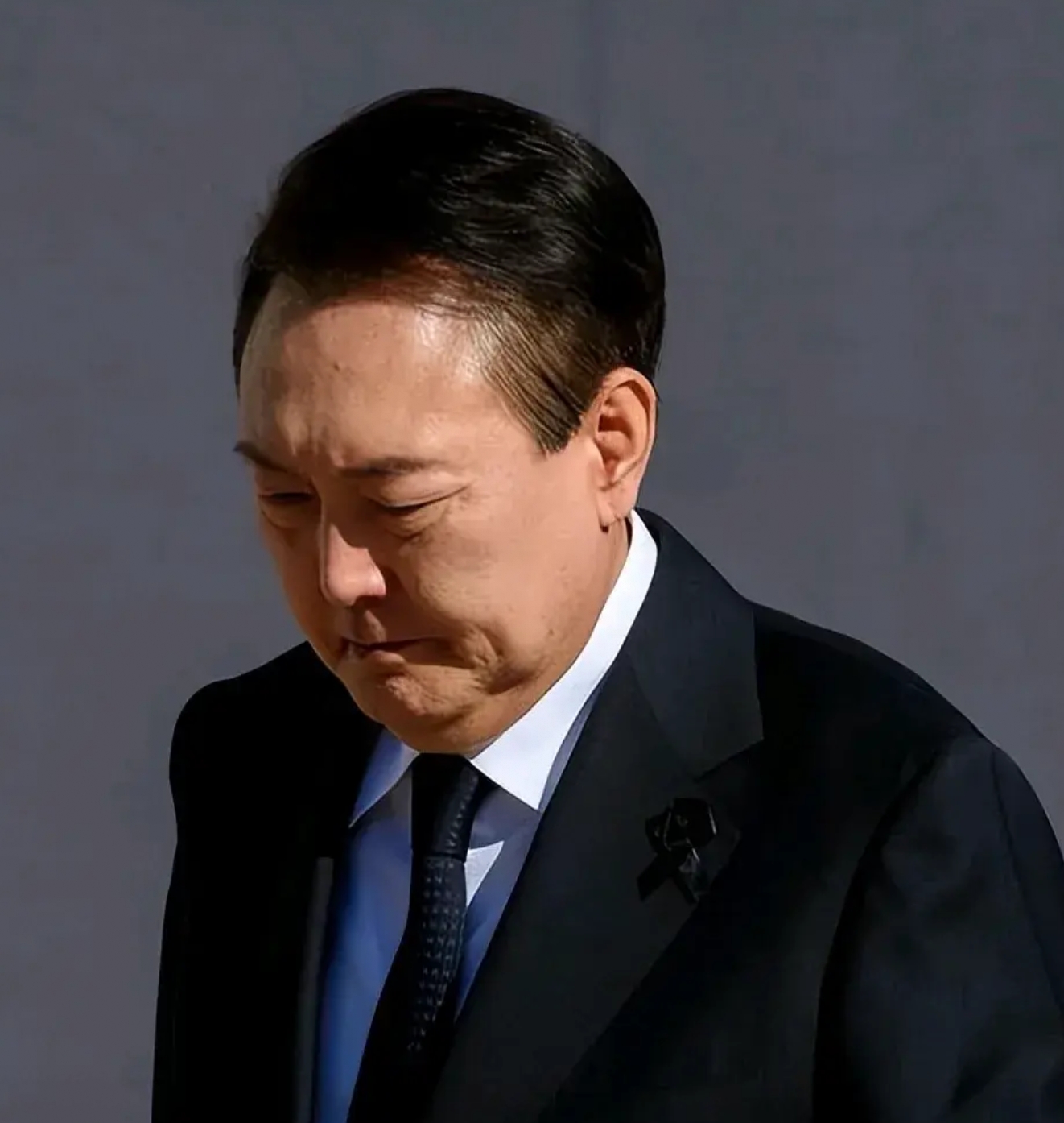 韩国总统尹锡悦现在有三种选择 1向美国和国际社会低头道歉向东方