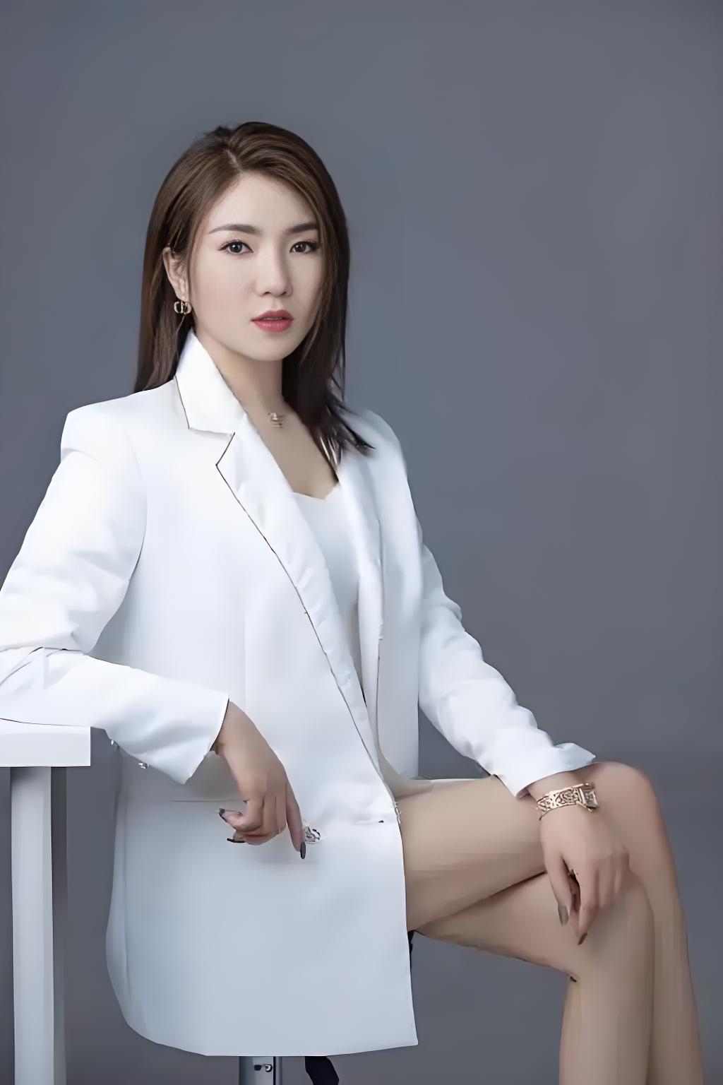 当年她的歌可老火了. 陈琳有两段婚姻,都不咋顺