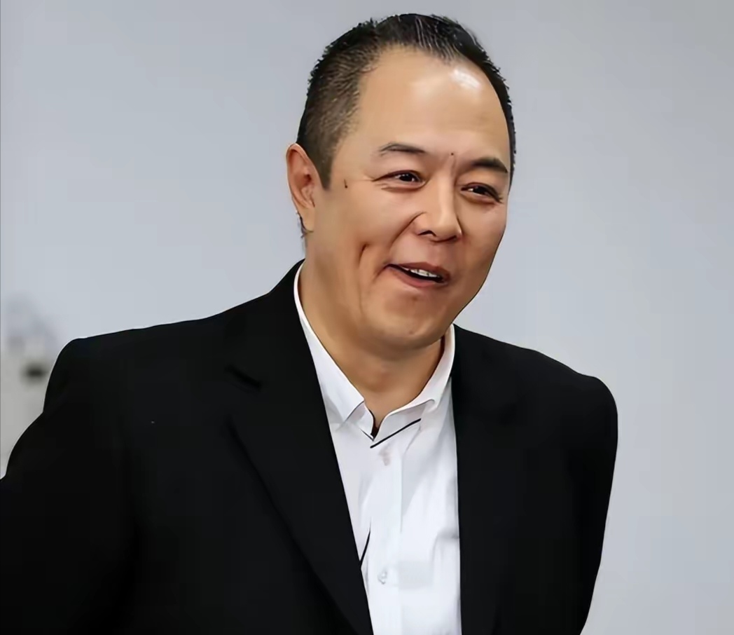 这一次,66岁双腿包扎瘫在轮椅的张铁林,早已沦为了娱乐圈的笑话