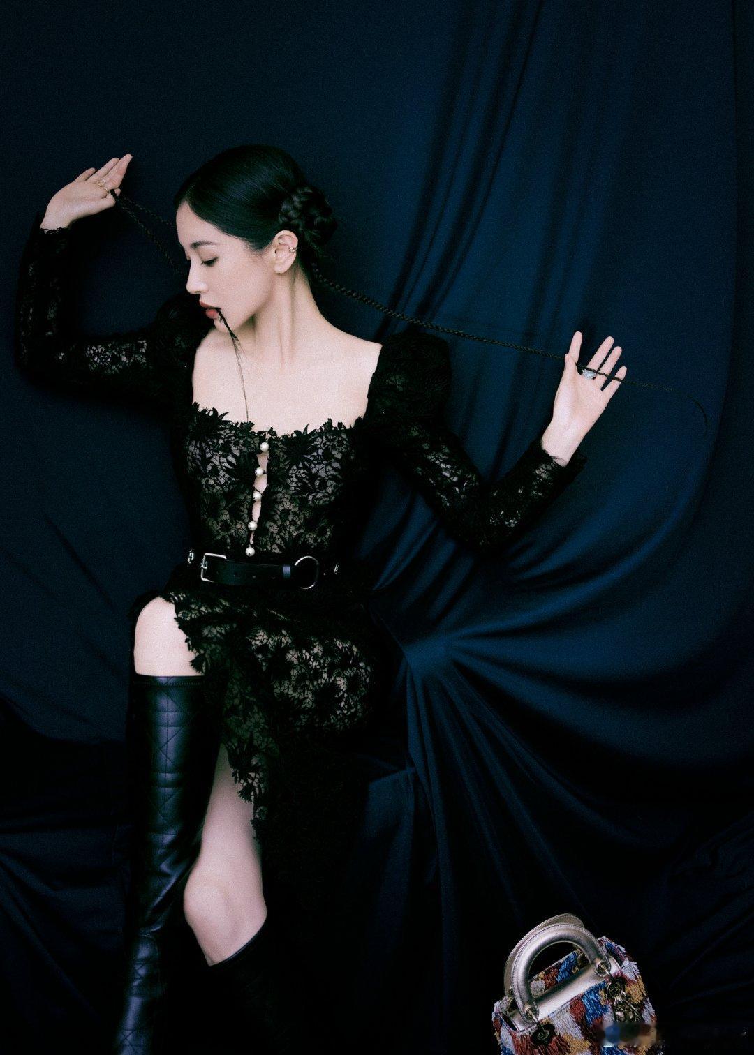 王子文黑色蕾丝套装震撼登场,透明抹胸美腿相当养眼