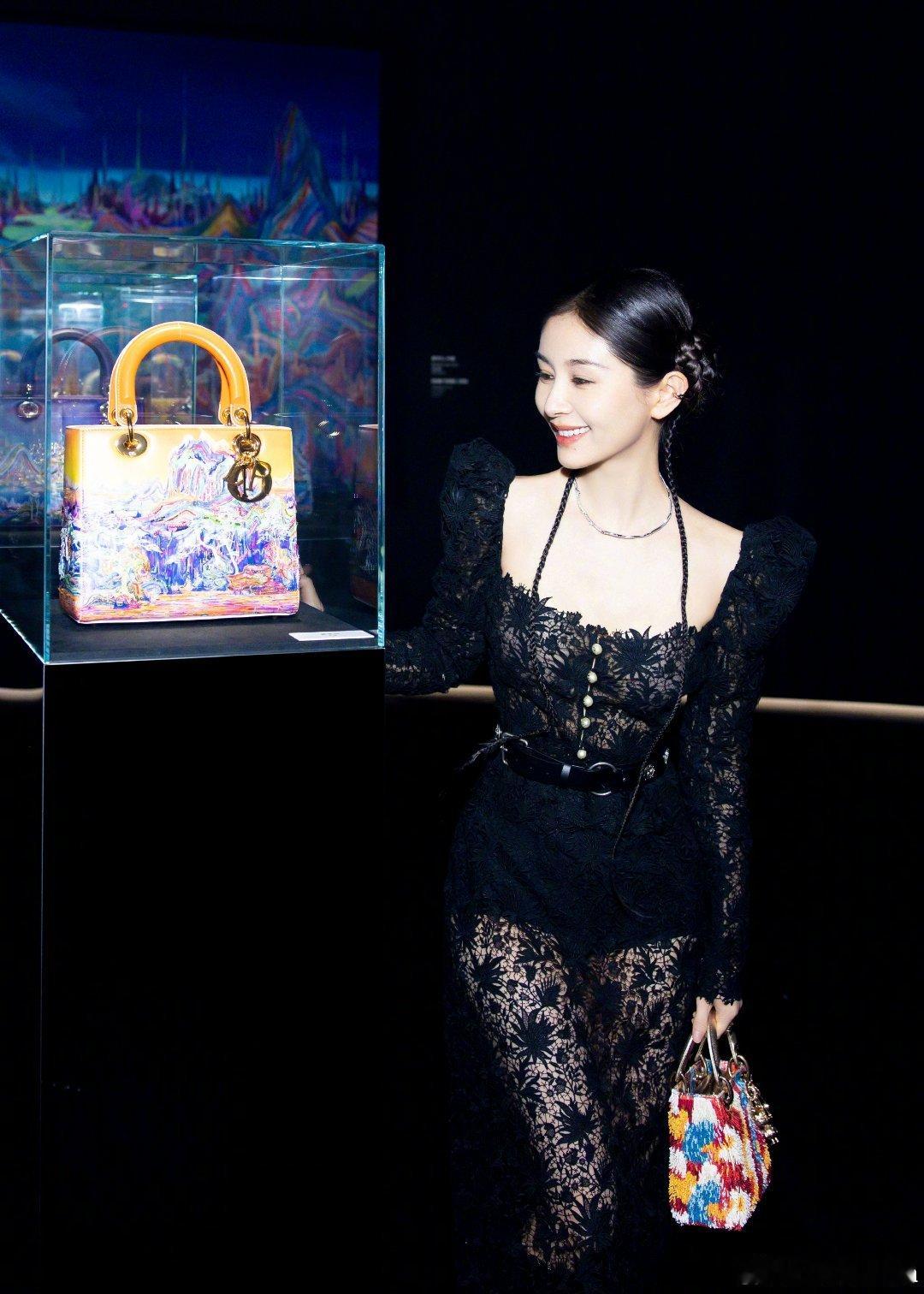 王子文黑色蕾丝套装震撼登场,透明抹胸美腿相当养眼