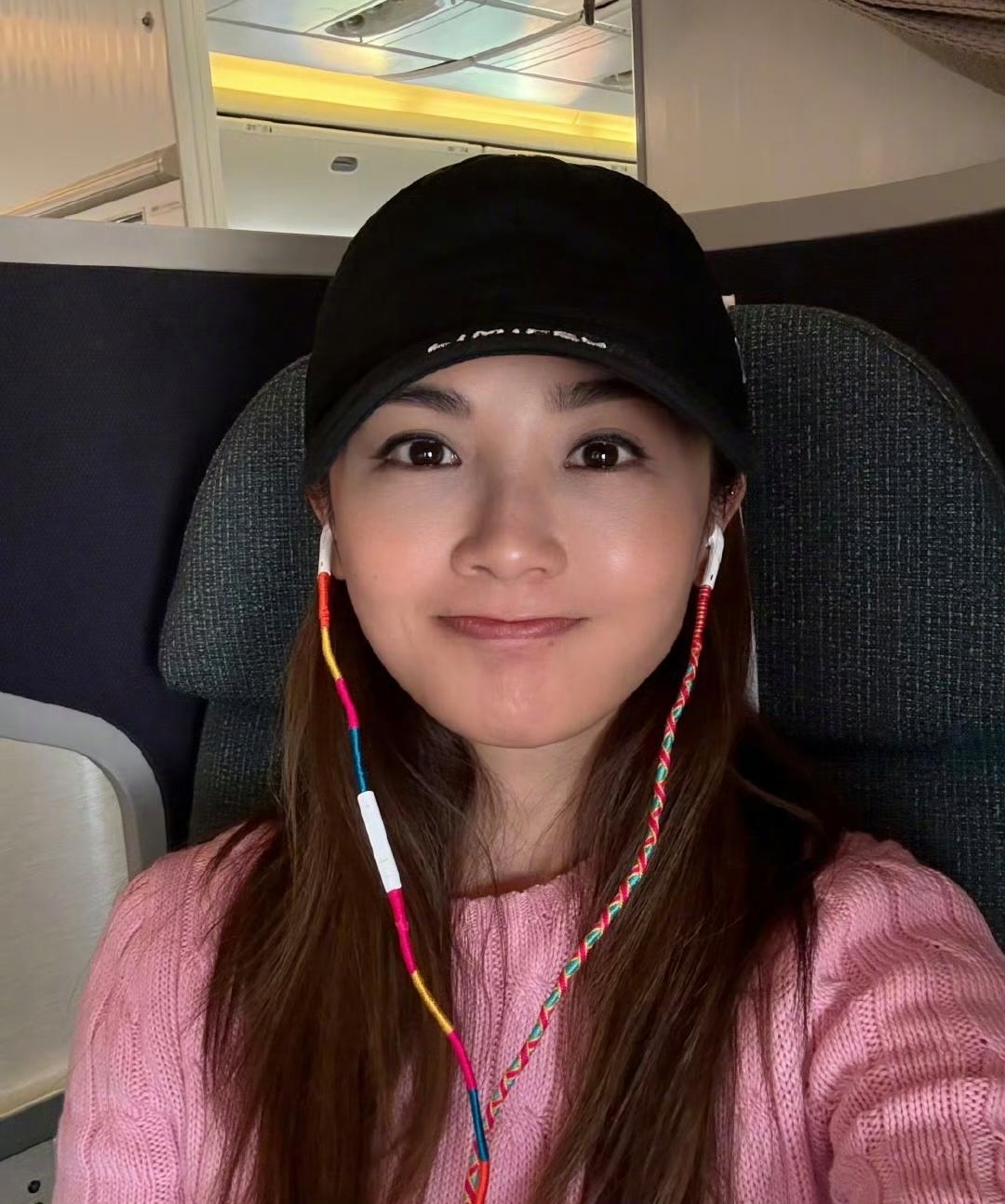 43岁蔡卓妍素颜自拍,抿嘴微笑心情好,皮肤光滑细嫩,一点皱纹都没有,是