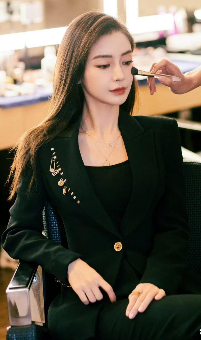 杨颖美照,黑色诱惑,一套纯黑色西服,超酷的,金色耳环非常抢镜,看这