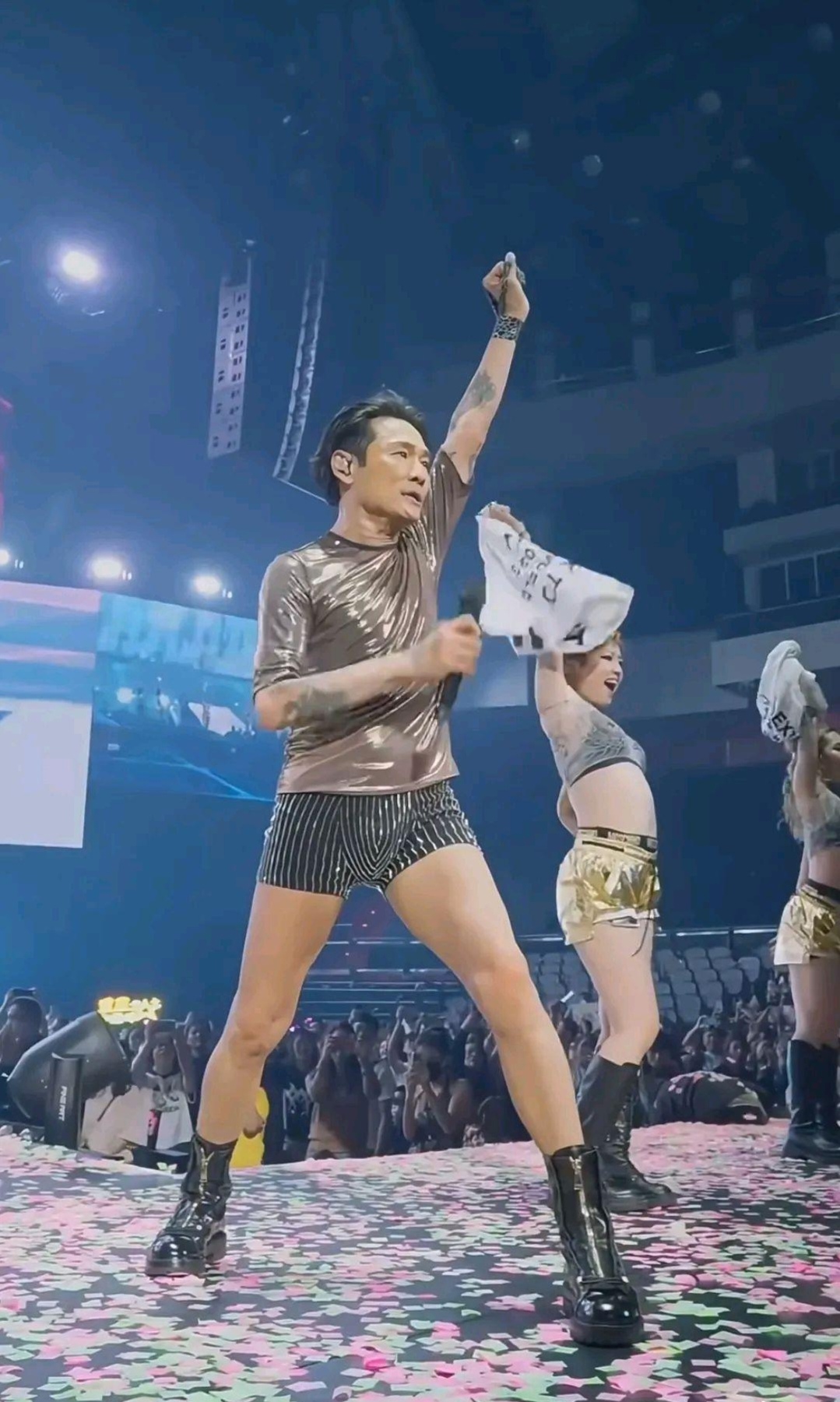 杜德伟你这是要封神呀!62岁在台上还劲歌热舞,年轻人都比不过你