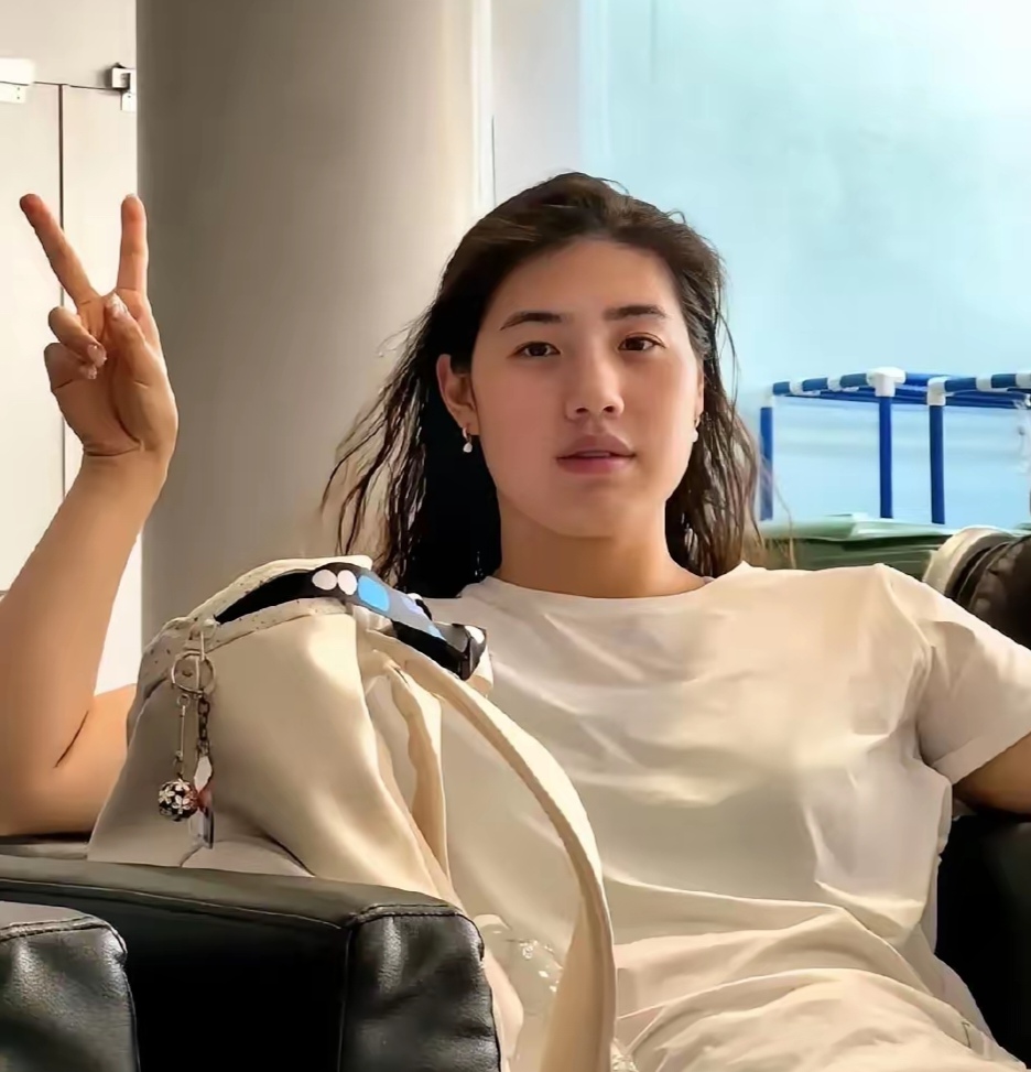 看到张雨霏在沙发上的这张照片,心里有两句真心话想说