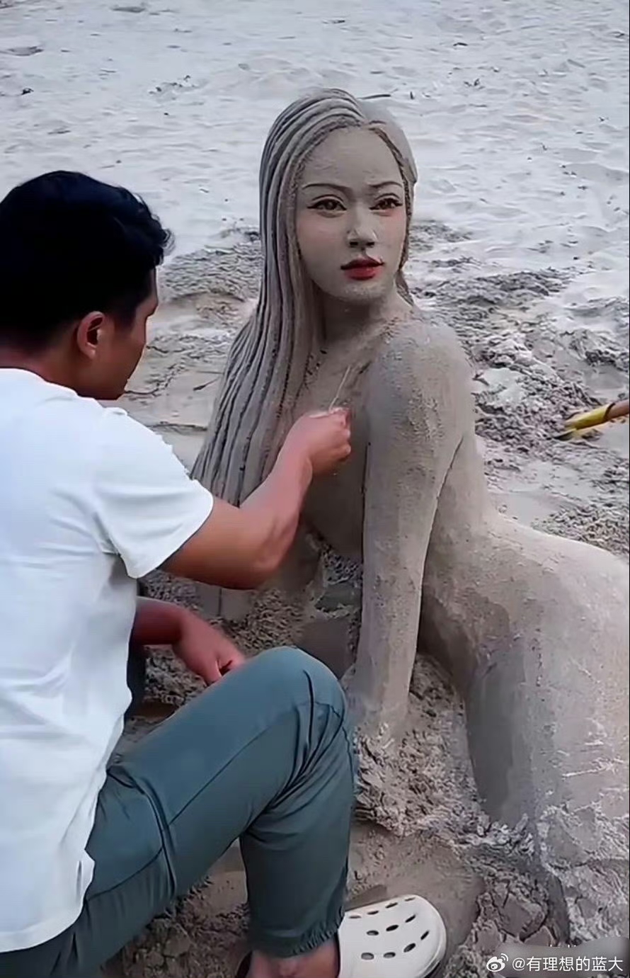 艺术来源于生活,男子失恋了,去海边放松下心情,突然