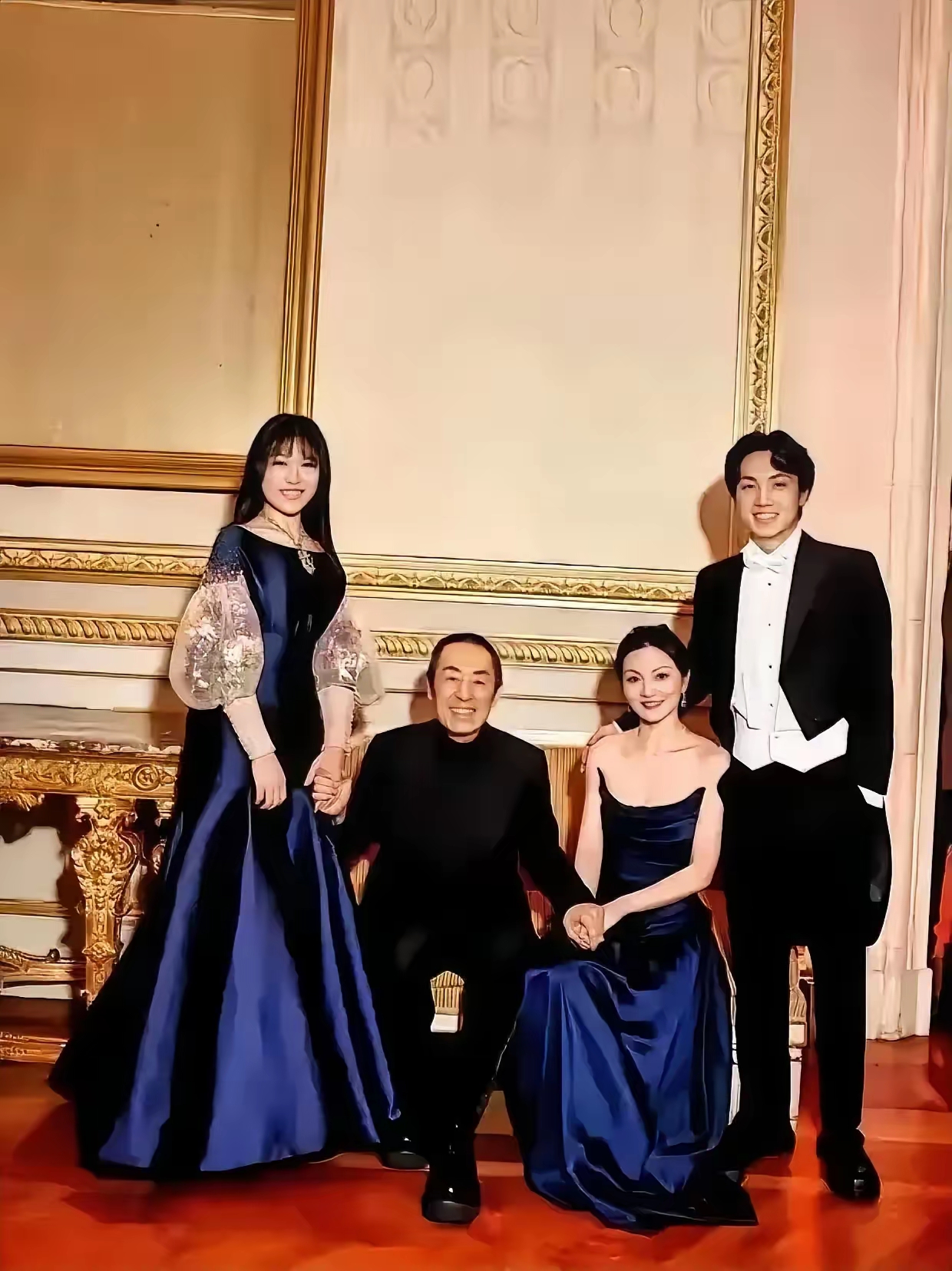 为什么张艺谋8年都不娶巩俐,因为他知道巩俐是大明星,不可能为了他