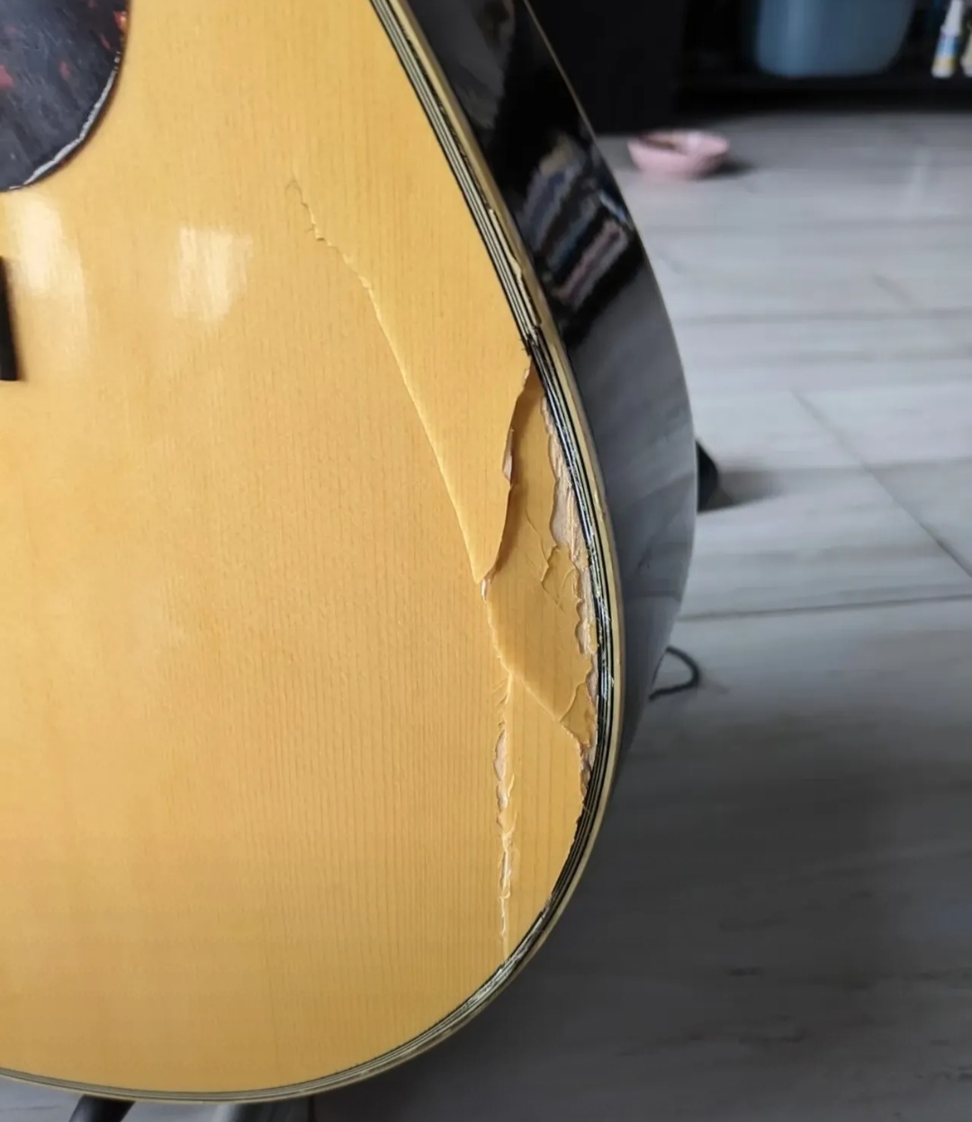 饺子还没煮好,孩子就慌张地冲进厨房,说同学不小心把阳台的吉他摔坏了