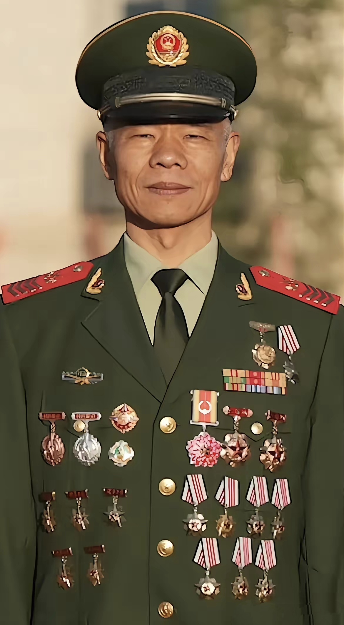 郭秦生,男,陕西华县人,1975年9月出生,中共党员,1994年入伍,曾任武警