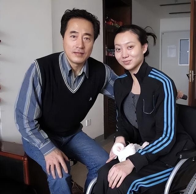 她爱上郎昆挤走原配,上位仅1个月终身瘫痪,是意外还是报应?