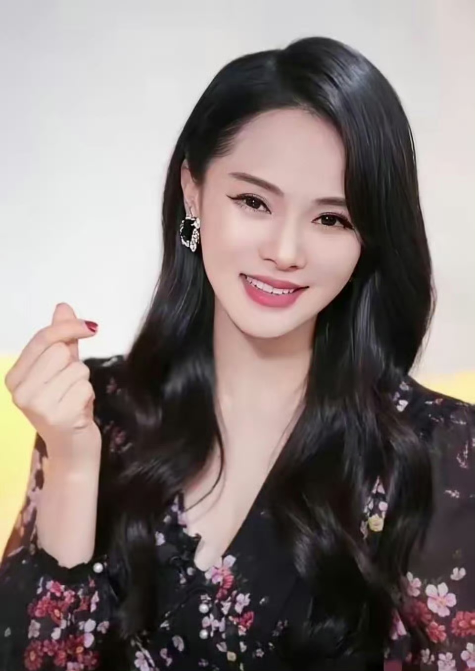 第一张照片是庾澄庆前妻,伊能静,56岁 第二张照片是庾澄庆现任,张嘉欣