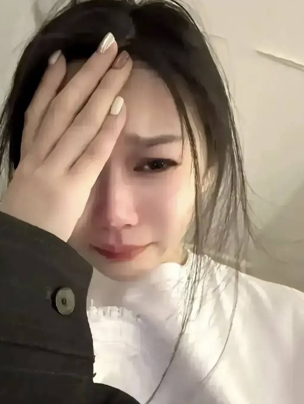 刚出民政局,他开着车就走了,留我一个人站在门口,撕心裂肺地哭泣,感觉