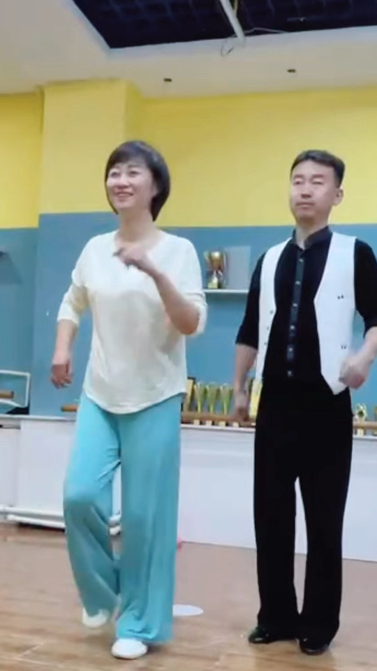 滨芳兄妹俩广场舞