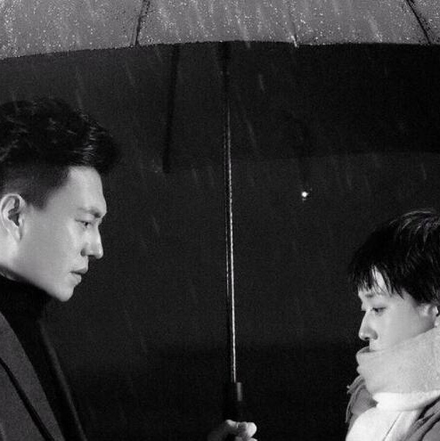 下雨了,突然想到男神贺涵,想到"我的前半生",罗子君在雨中喊:"贺涵