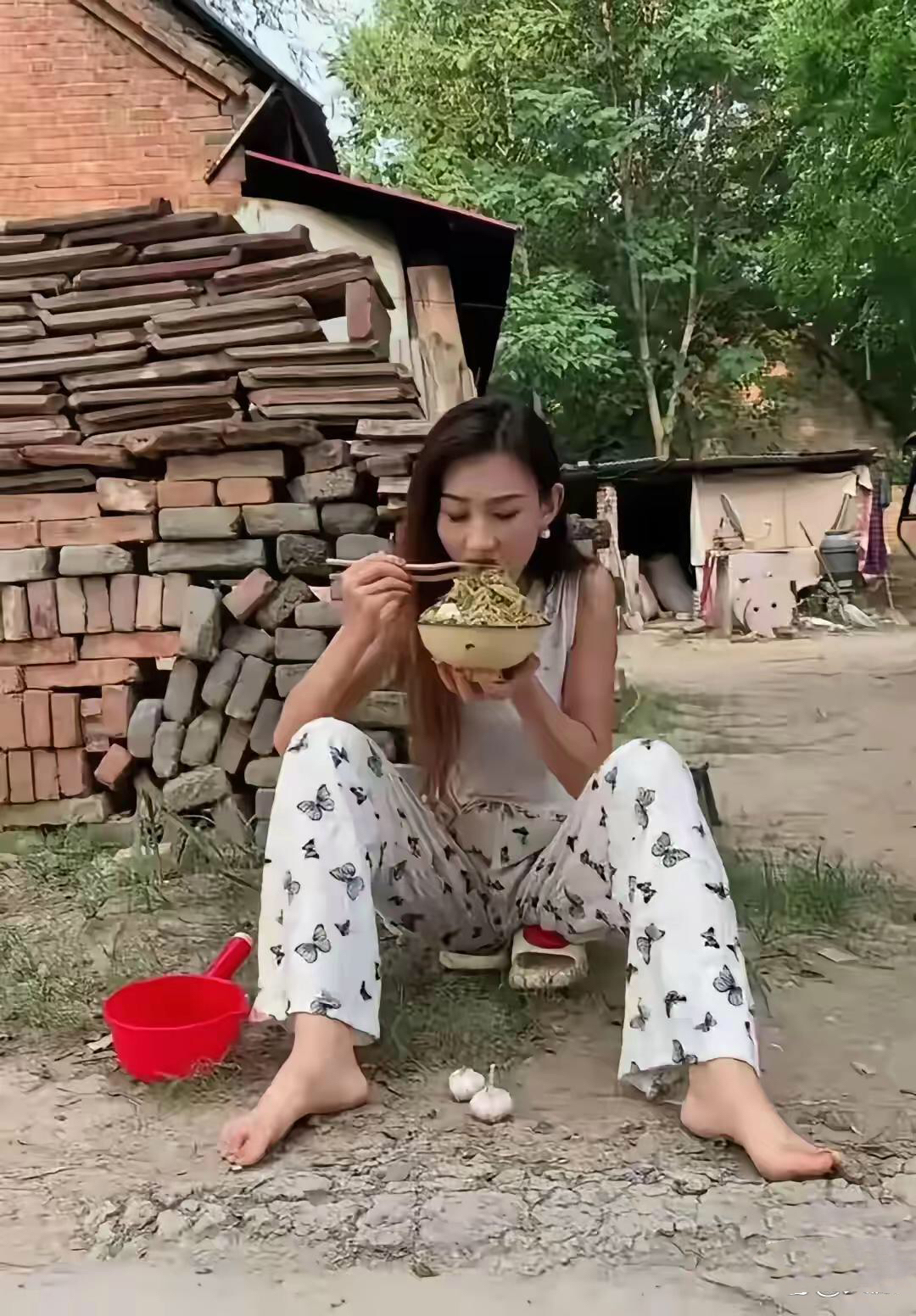 这年头,撞见农村那破旧老屋,我惊得瞪大眼!