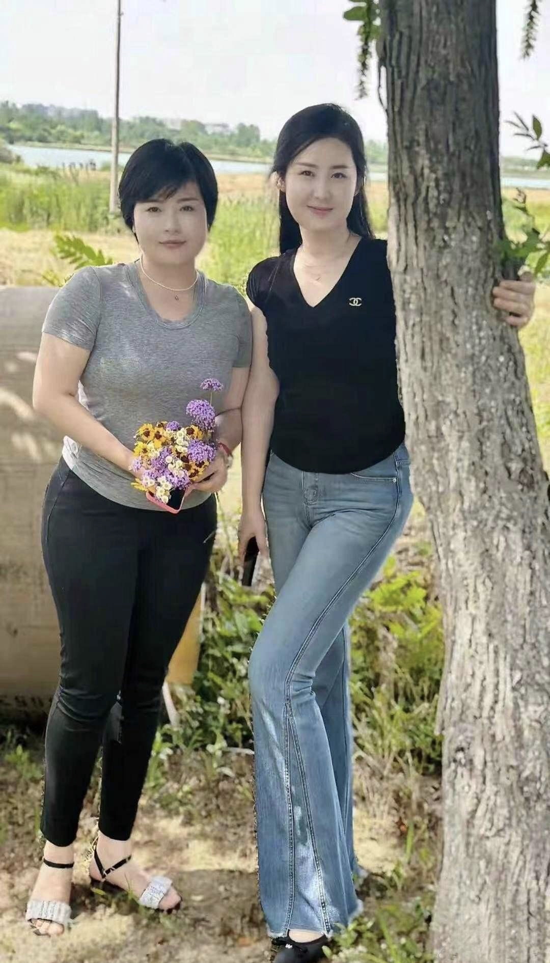 我们村有俩单身村花一个圆润可爱肌肤赛雪丰姿绰约;一个纤细苗条