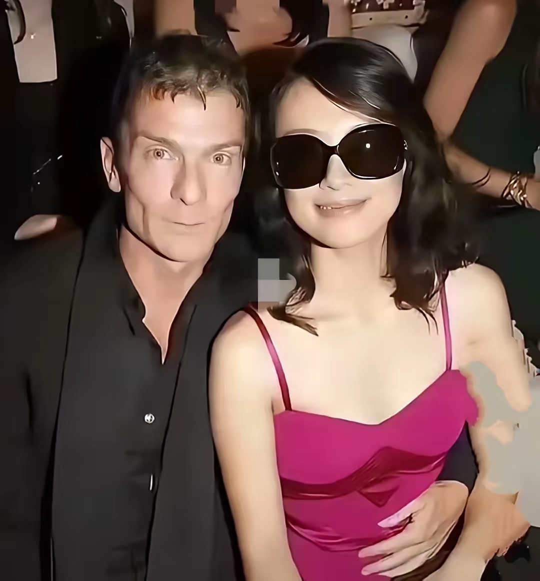 章子怡和前外籍男友艾维·尼沃在大众广庭之下就亲吻,真的颠覆三观