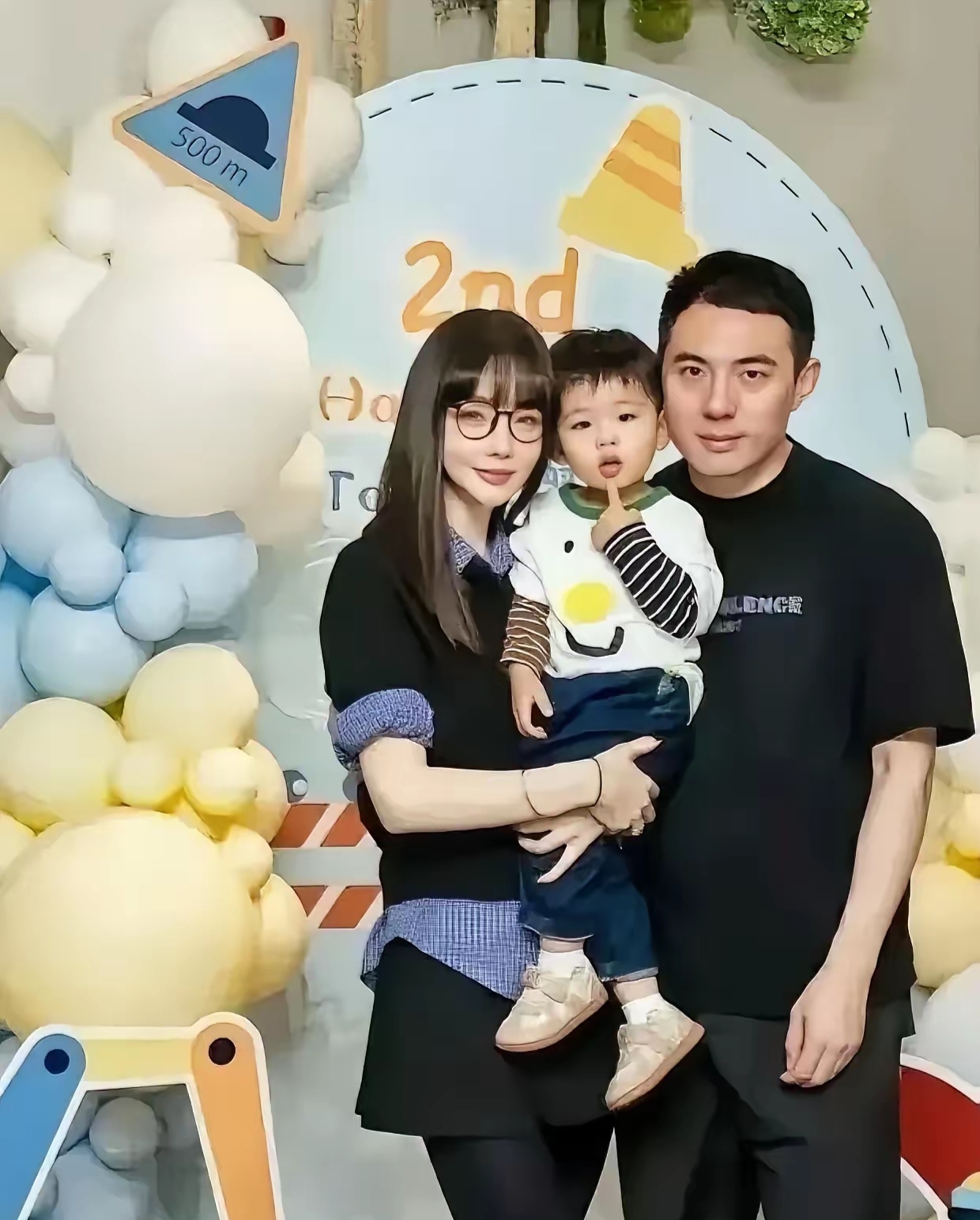 这是著名时尚设计师徐粲金,左边是她的现任老公,个子很高,样子白净