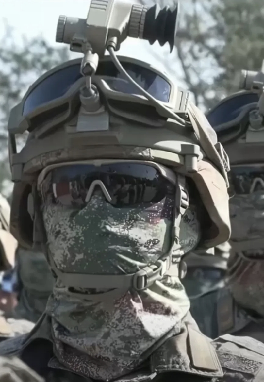 从使用角度分析,其一是可一主一备,防止损坏;其二是头盔上的墨镜四周