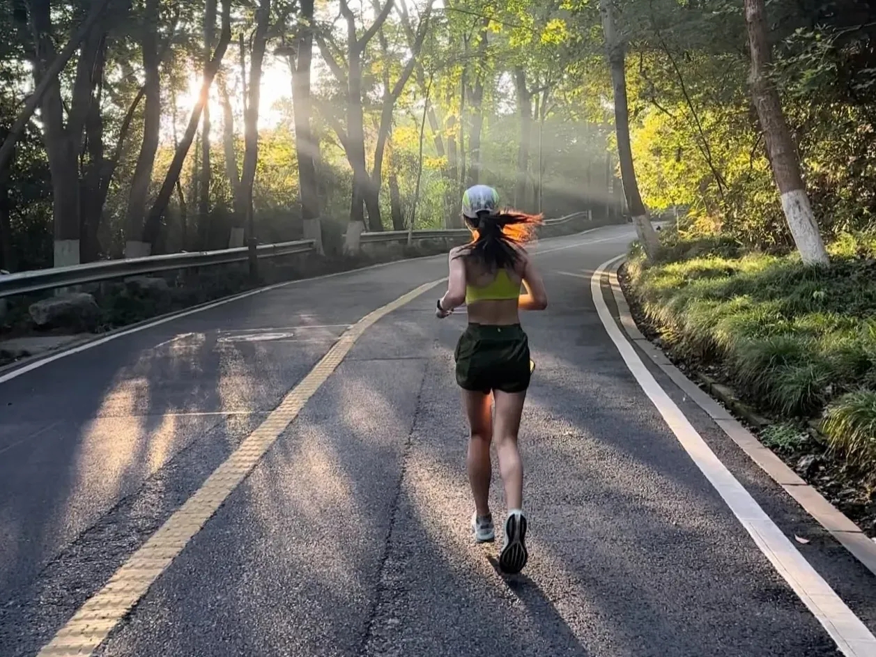 步女背影真实美女图片不露脸运动散步公园梧桐林跑步背影