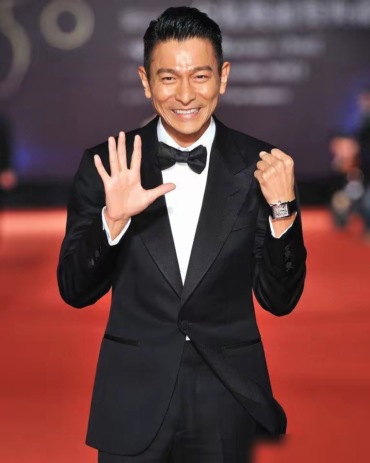 刘德华"反油腻"的秘笈:裤子永远短一截,西服不配西裤,太高级