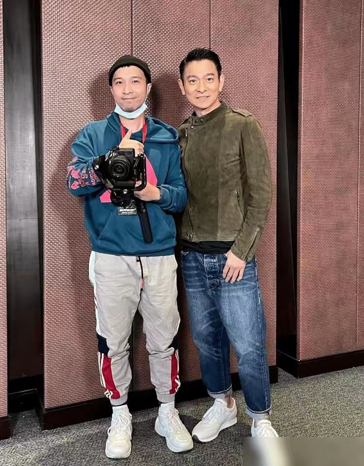 刘德华"反油腻"的秘笈:裤子永远短一截,西服不配西裤,太高级