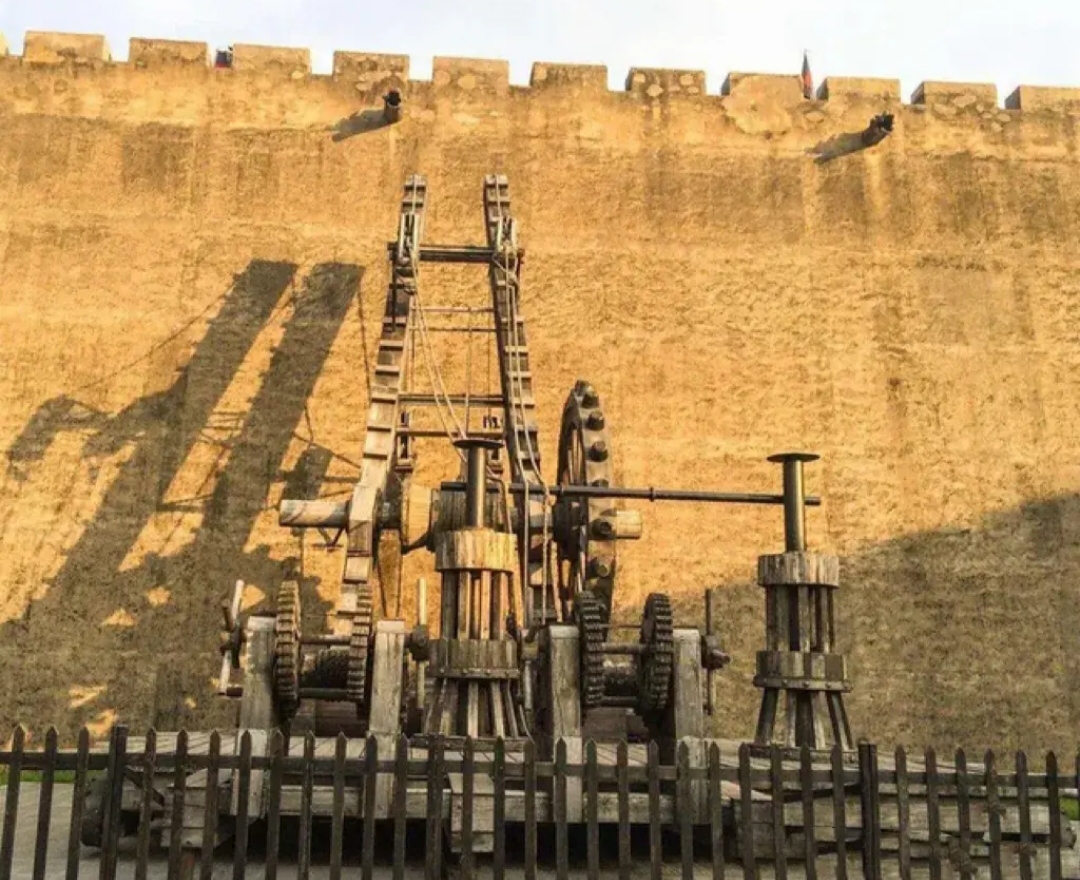 古代攻城战中,为什么总有士兵愿意冒险冲在最前面,爬上云梯呢?