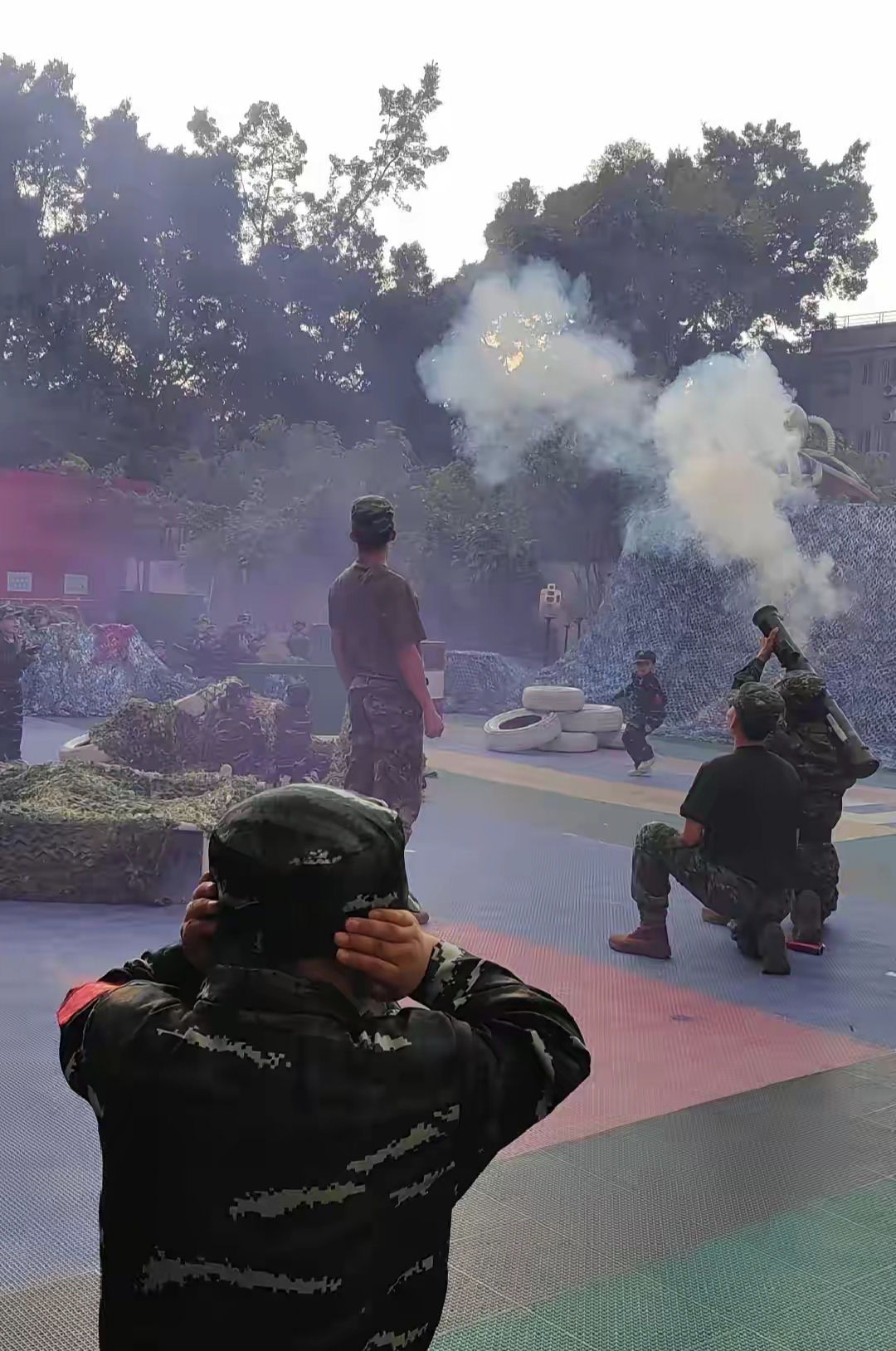 般,高中毕业后报名参军居然被选上了,谁能想到他在部队一待就是五年