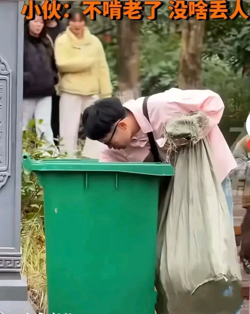 在河南洛阳,有一位 33 岁的小伙,每月领着两千多