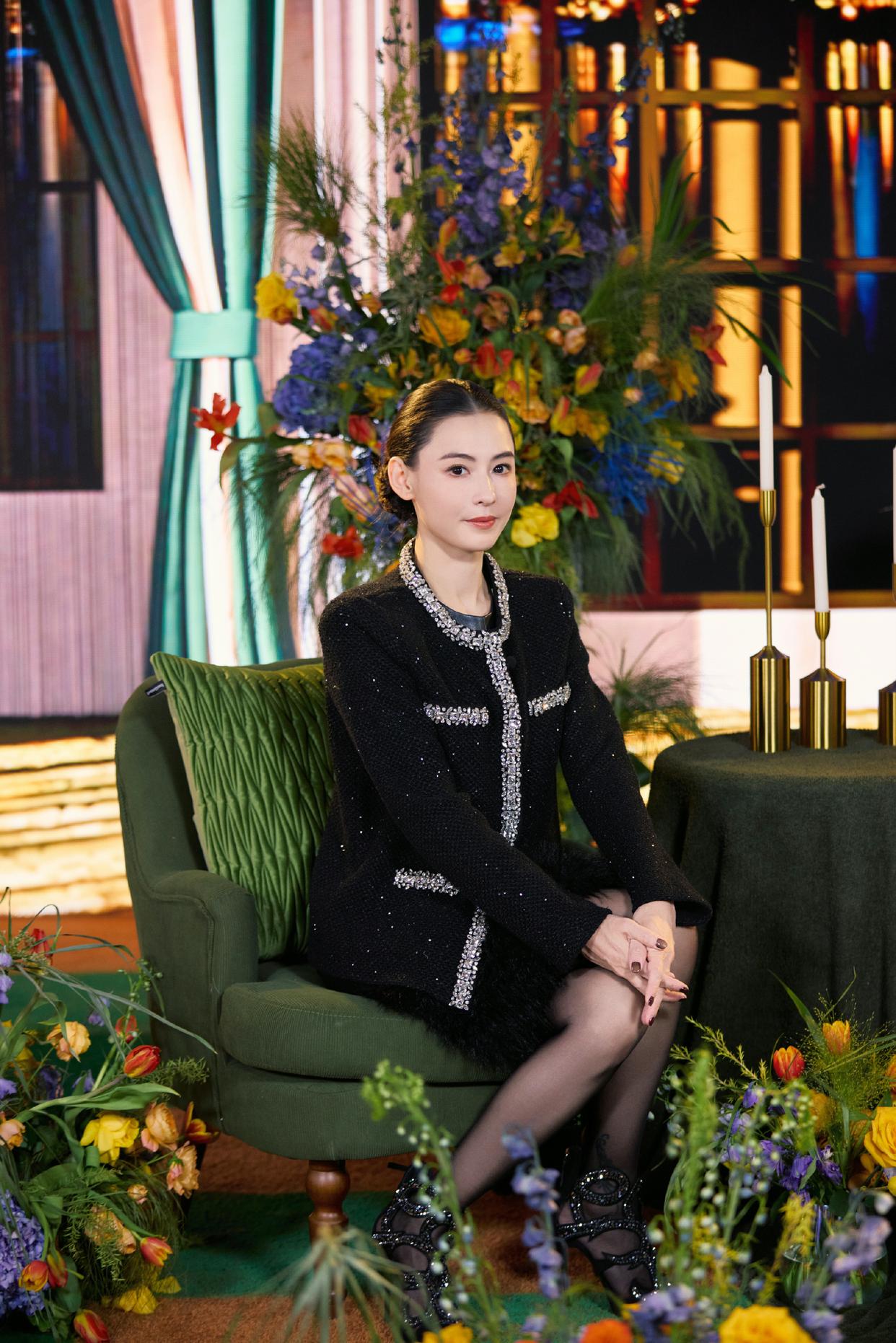 在直播间的镁光灯下,张柏芝宛如一颗璀璨的恒星,闪耀着独特而迷人的