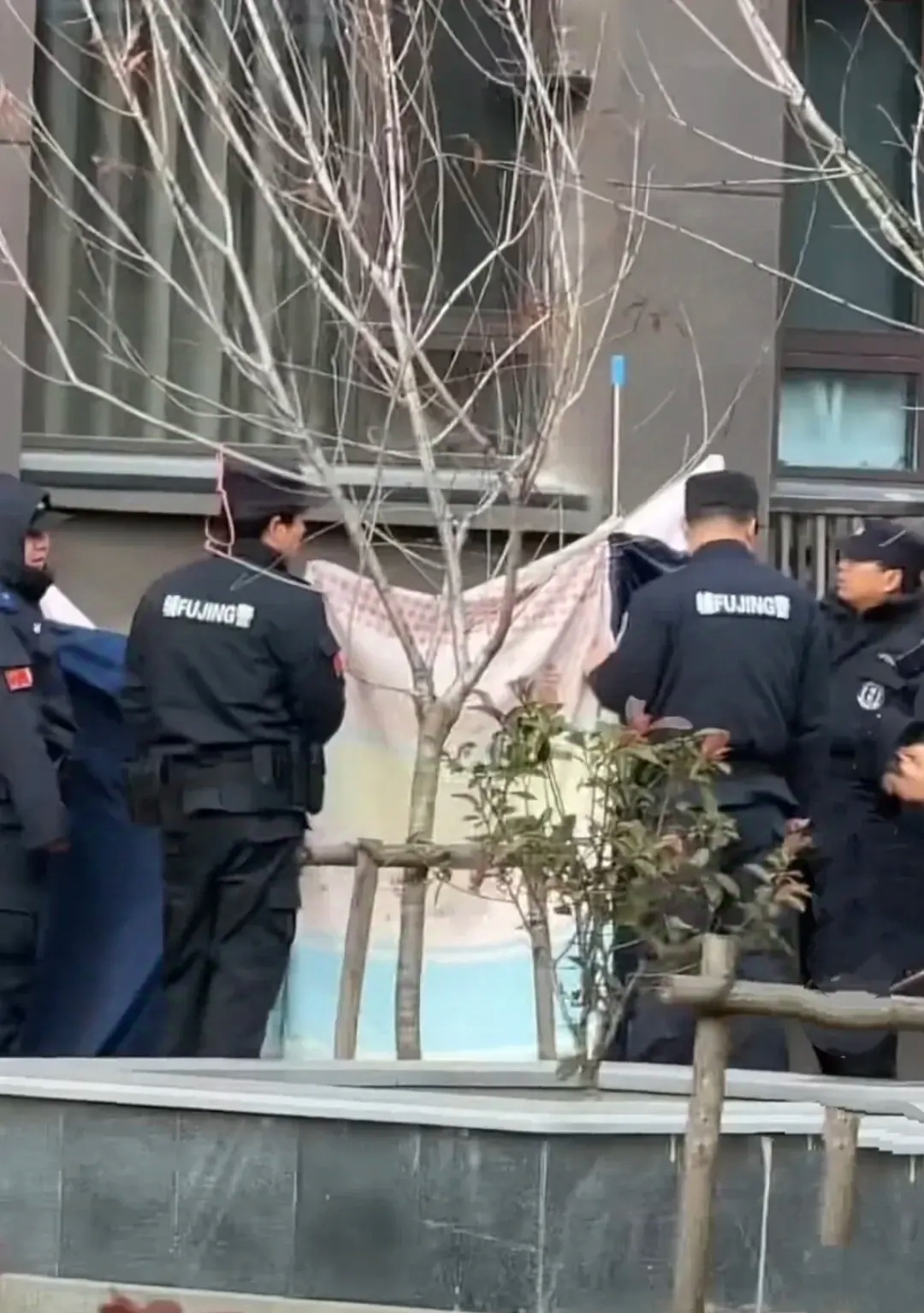 区跳楼事件警用围挡跳楼灭门惨案现场外围突发事件封闭现场在楼顶上吊