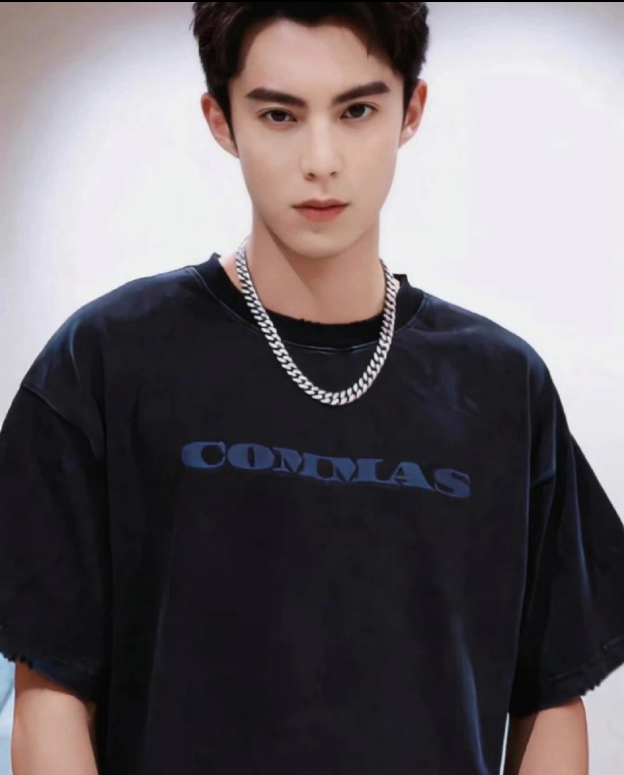 王鹤棣表示理解大家的不同看法,会虚心接受批评,不断努力提升自己.