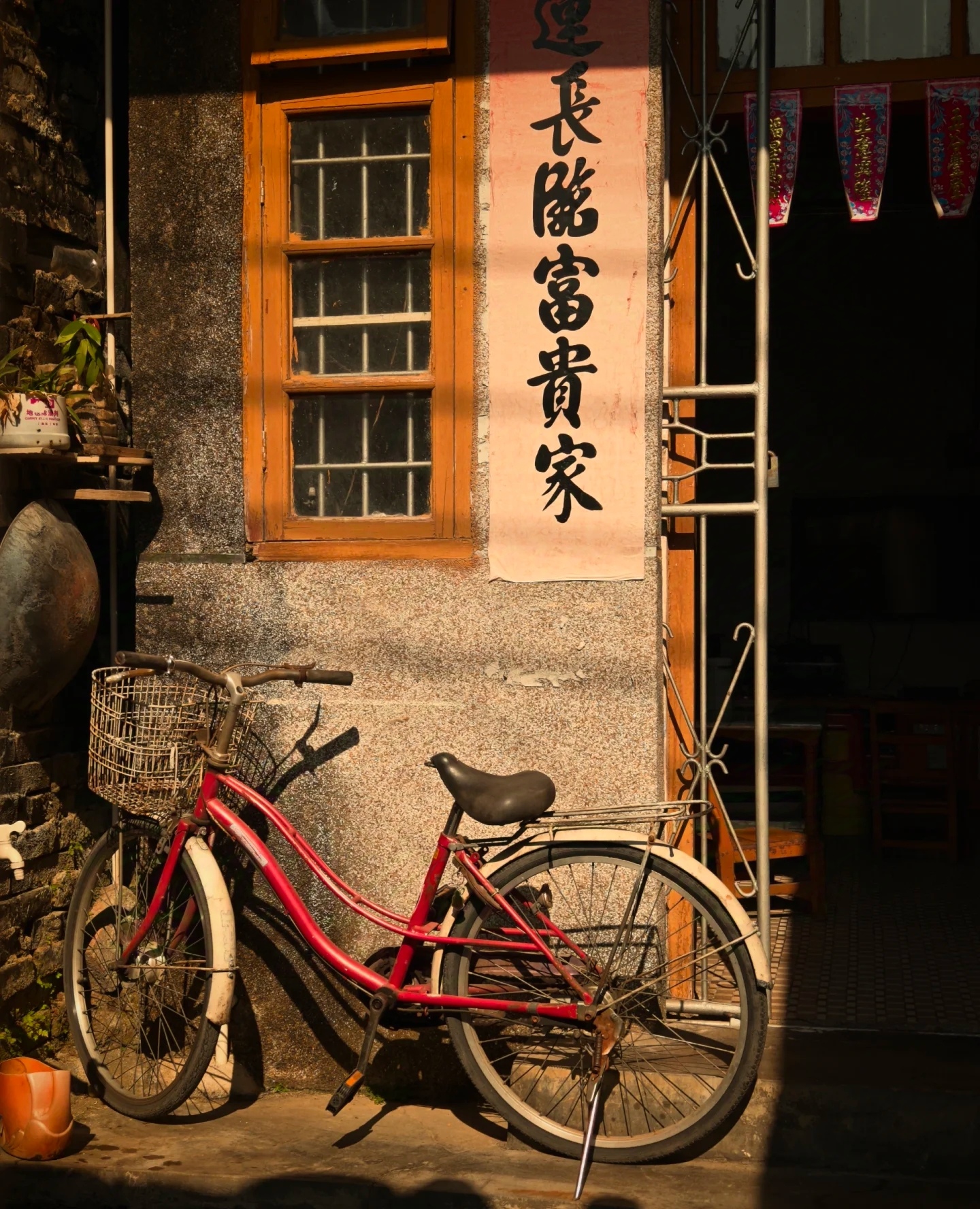 如今繁华渐远,但老街的每一帧画面,都珍藏在心底,温柔了岁月,成了心中