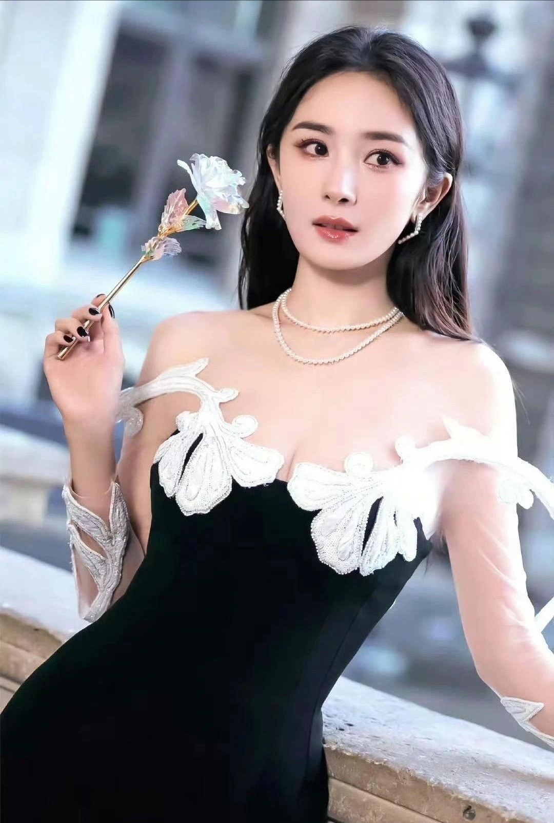 杨幂的《生万物》平台暂定3月播出这部剧最大的看点就是杨幂的转型
