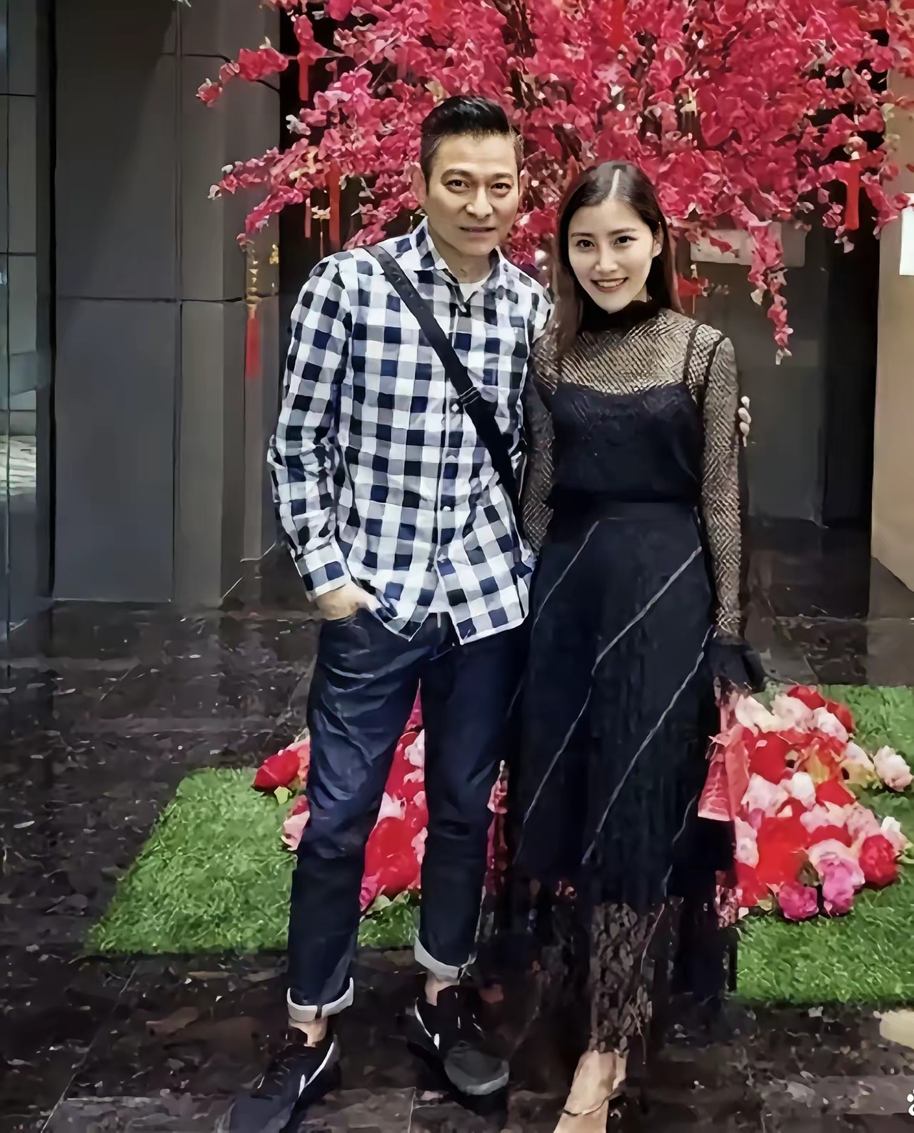 刘德华小姨子陈雪玲和刘德华同框,陈雪玲身材真好,出生于马来西亚