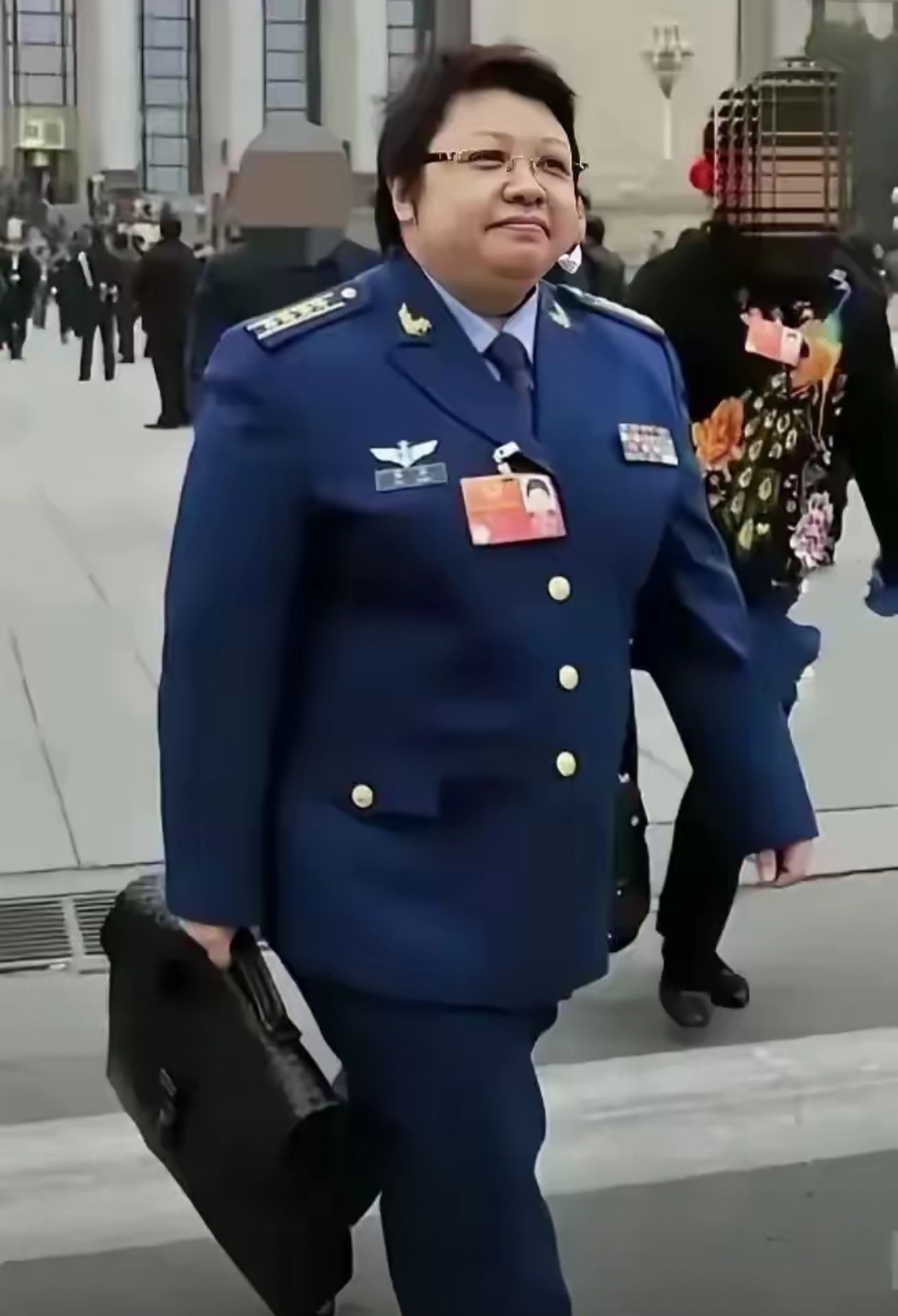 韩红两会现身,蓝色军装霸气十足,代表身份令人期待
