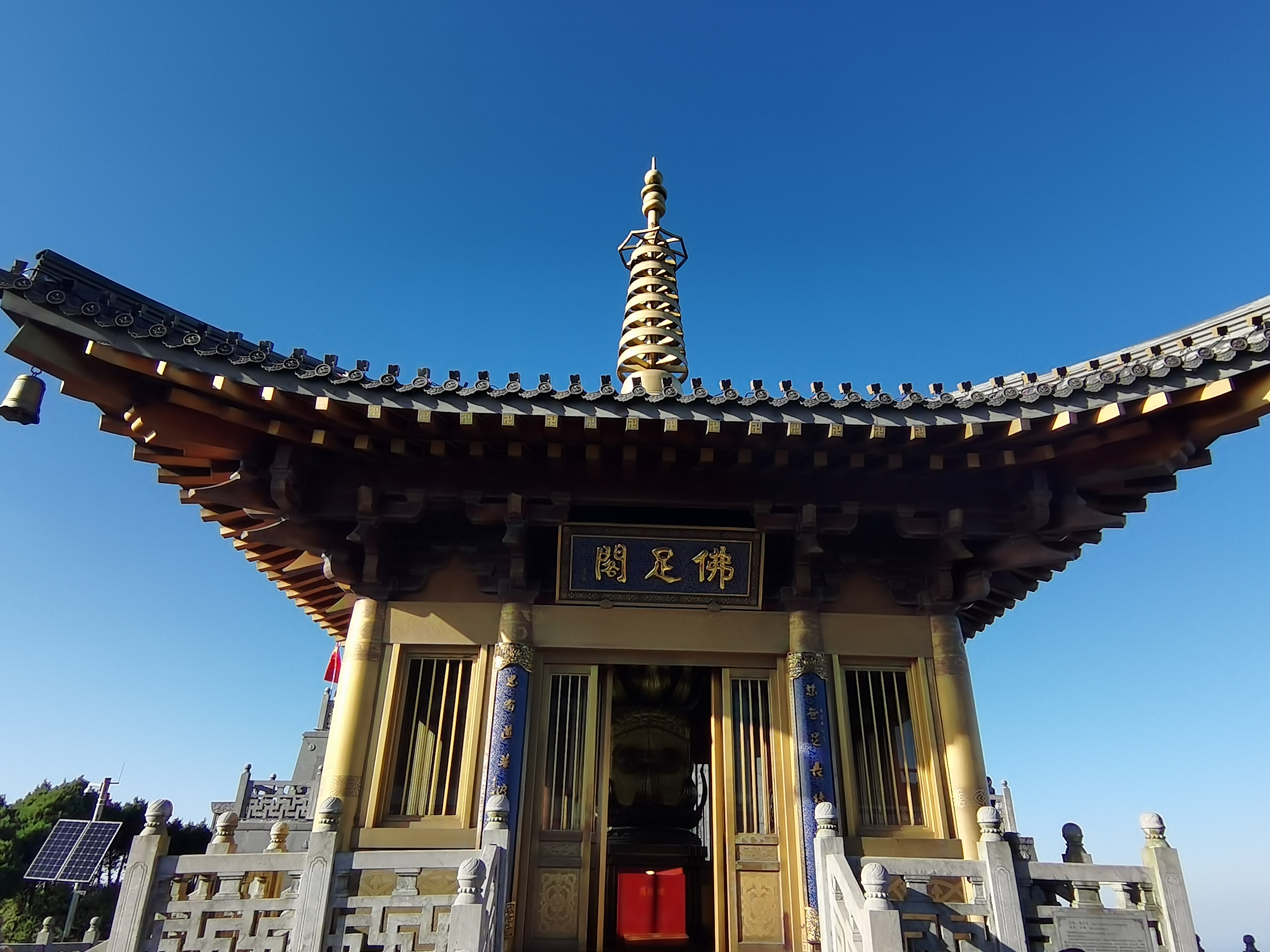 大慈恩寺,据《随州志》记载,坐落在素有"楚北天空第一峰" 的大洪山