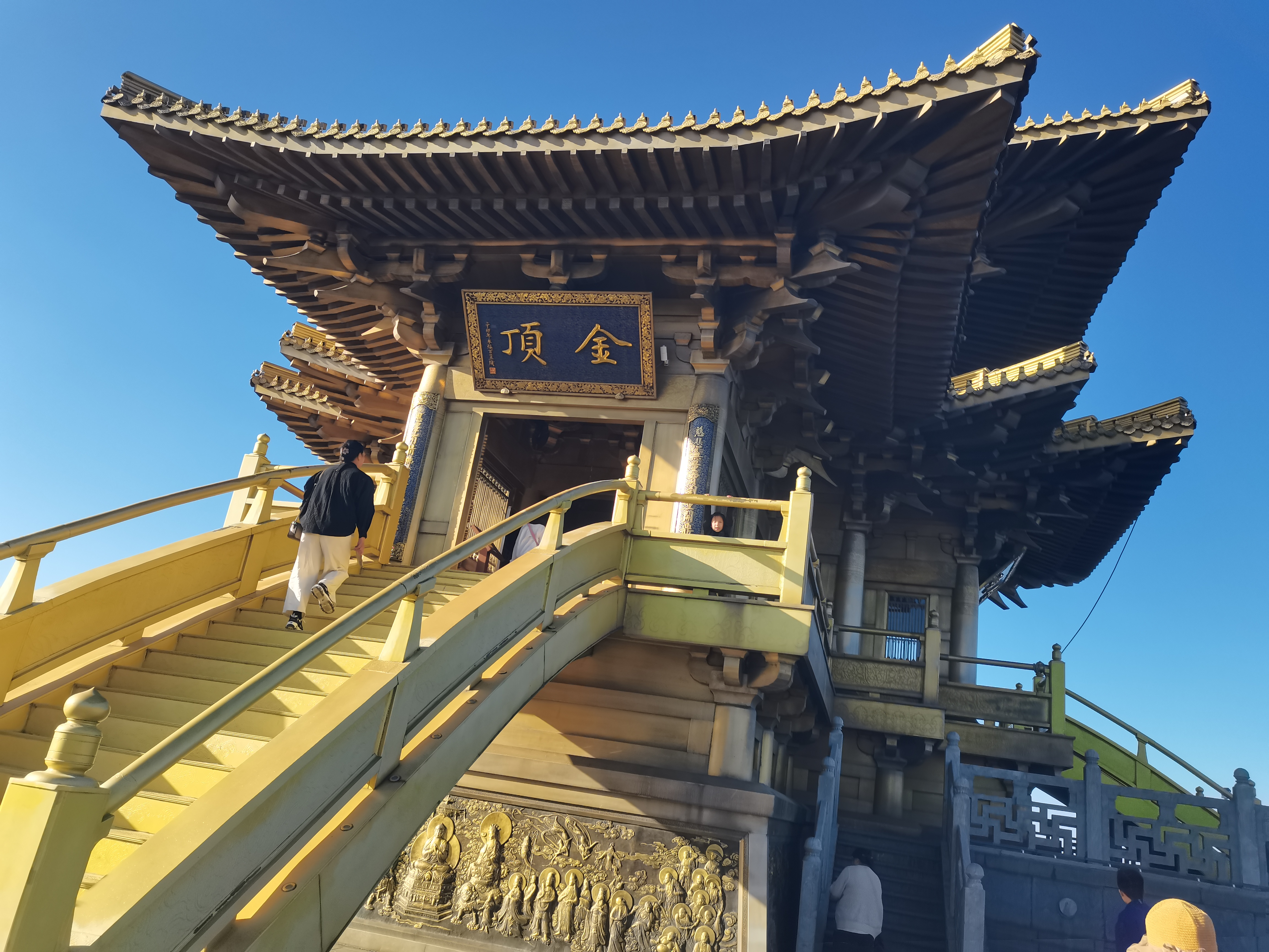 大慈恩寺,据《随州志》记载,坐落在素有"楚北天空第一峰" 的大洪山