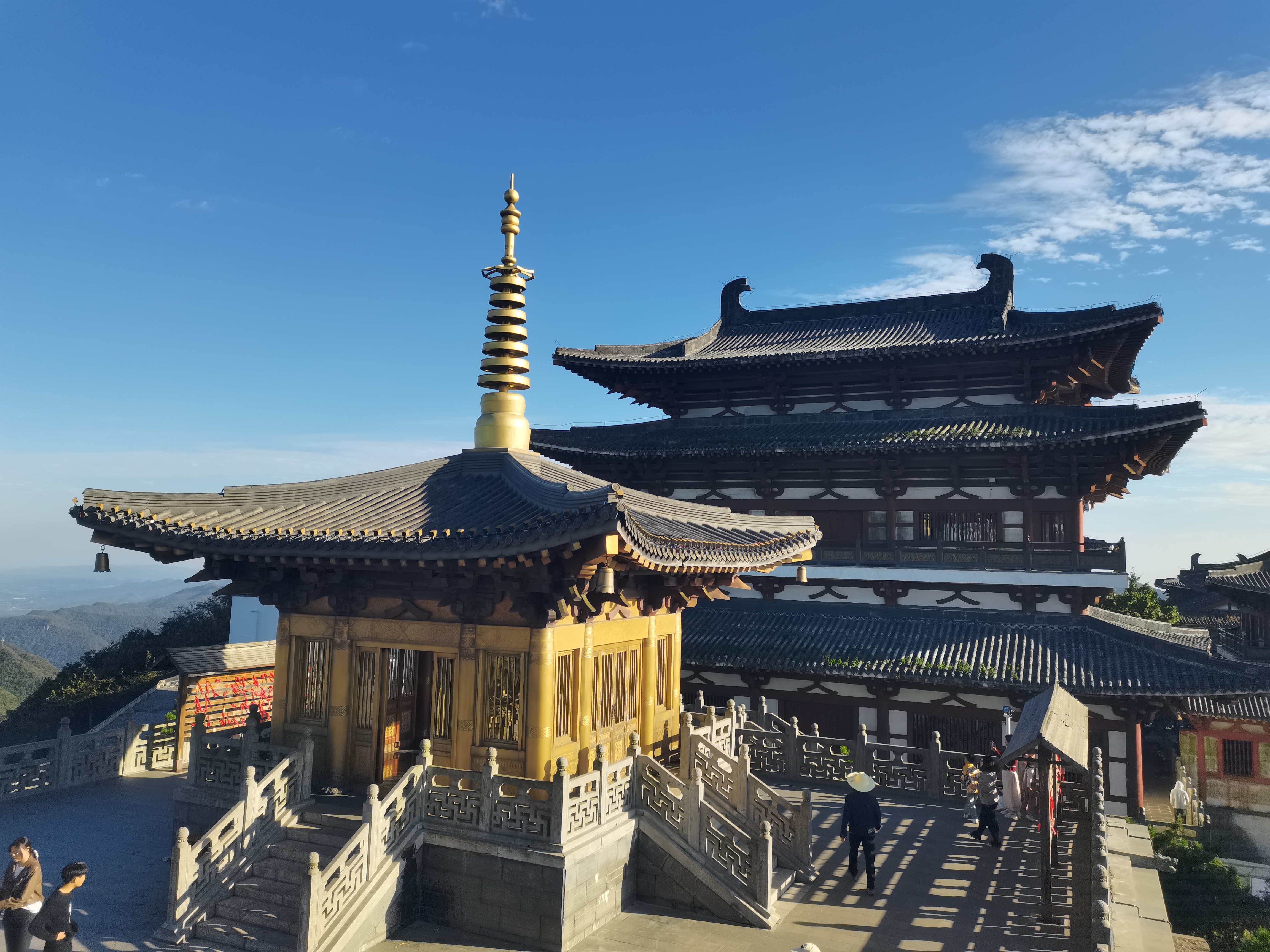 大慈恩寺,据《随州志》记载,坐落在素有"楚北天空第一峰" 的大洪山