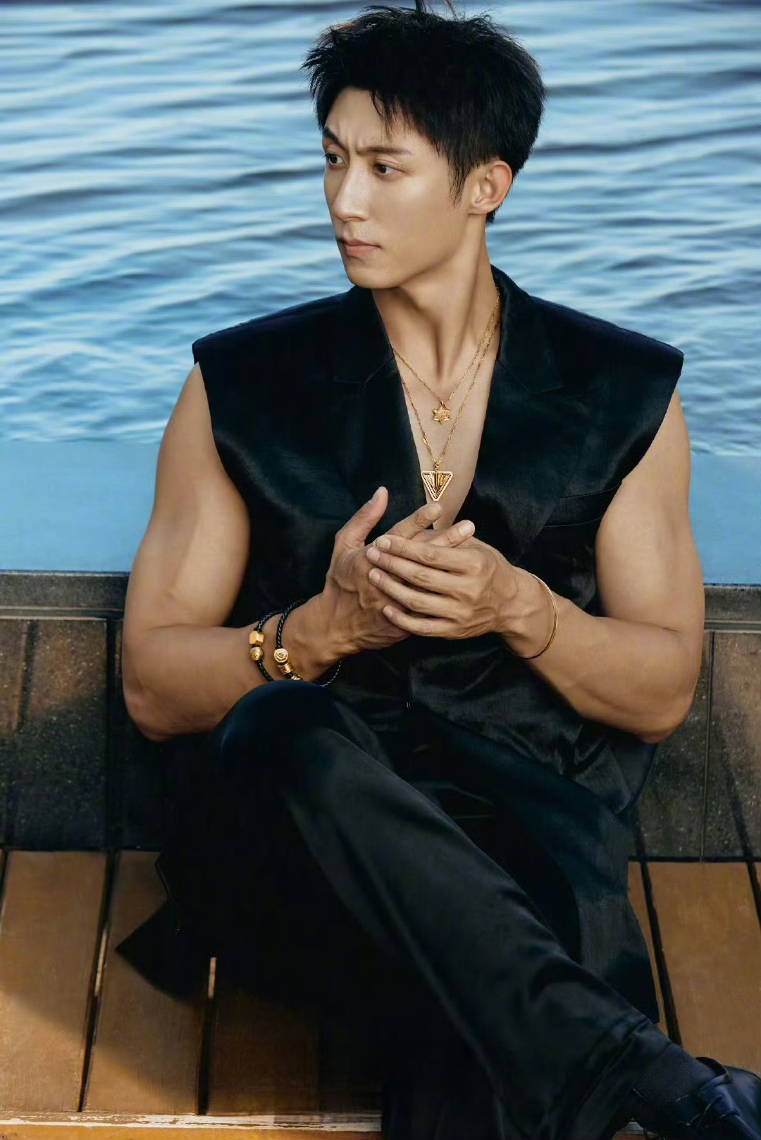 vogue总监让黄景瑜穿少点,怕他肌肉太大穿不下衣服.