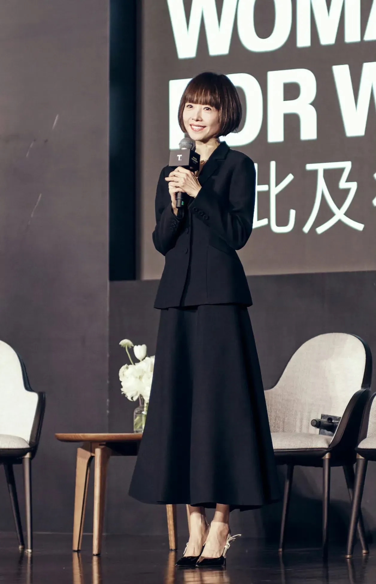 本以为鲁豫一小只没想到王子文竟比鲁豫还小巧两人相差十几岁但都