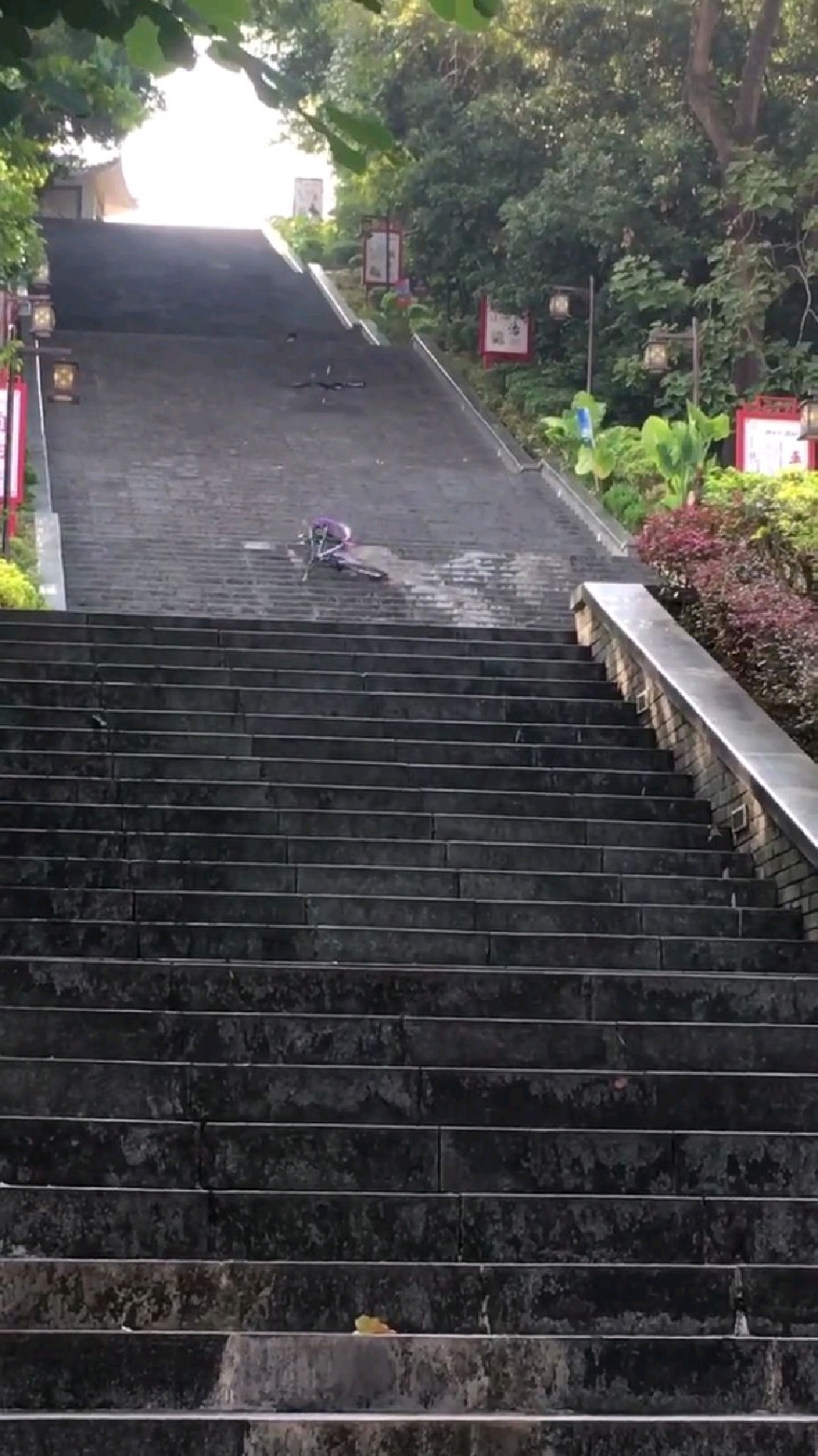 两男孩从十几米高踏步上骑自行车往下,中途两人摔倒太吓人!