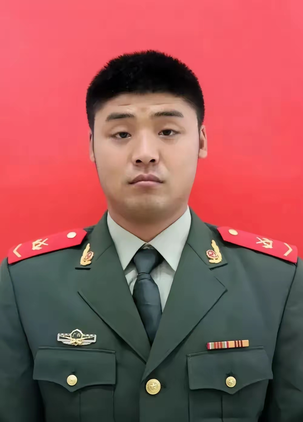 正在休假的武警广西总队战士杨文韬,听到消息后,想都没想,拔腿就往