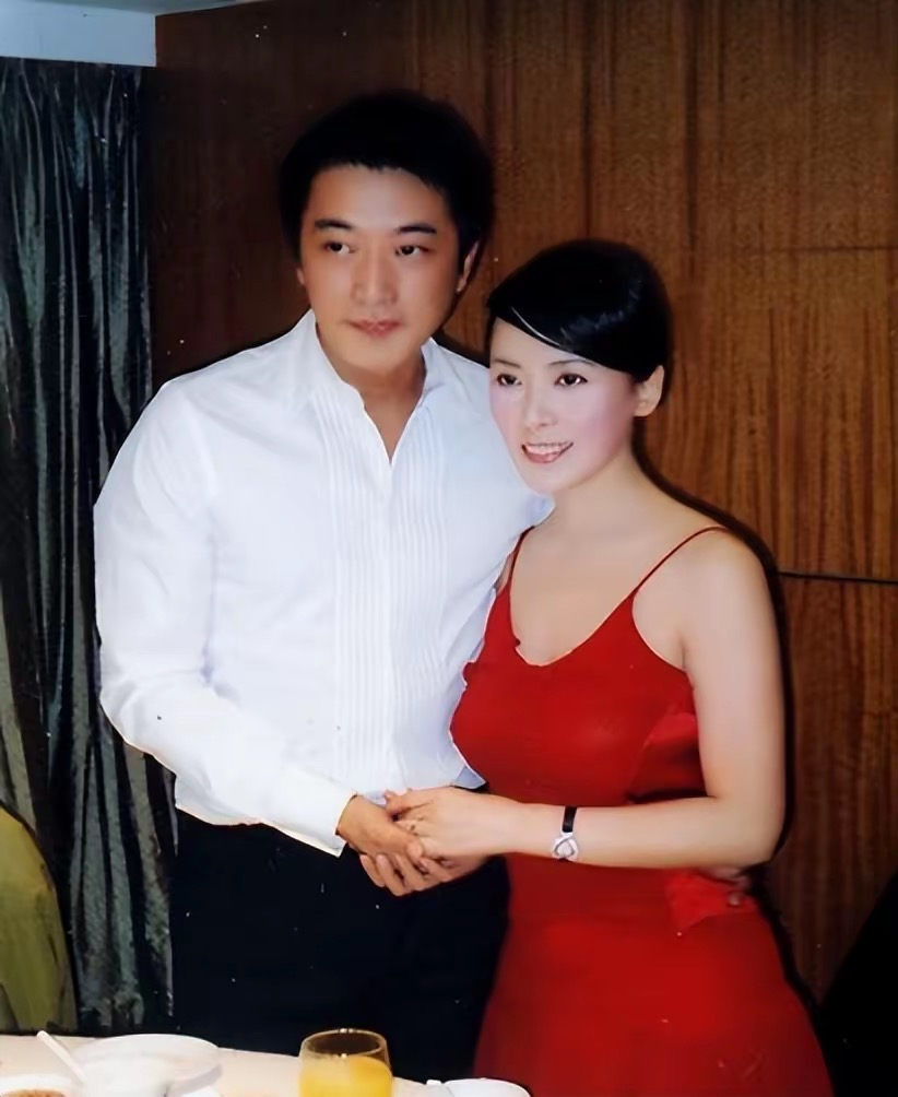 原来这两口子是夫妻,因戏生情恩爱19年,18岁女儿只