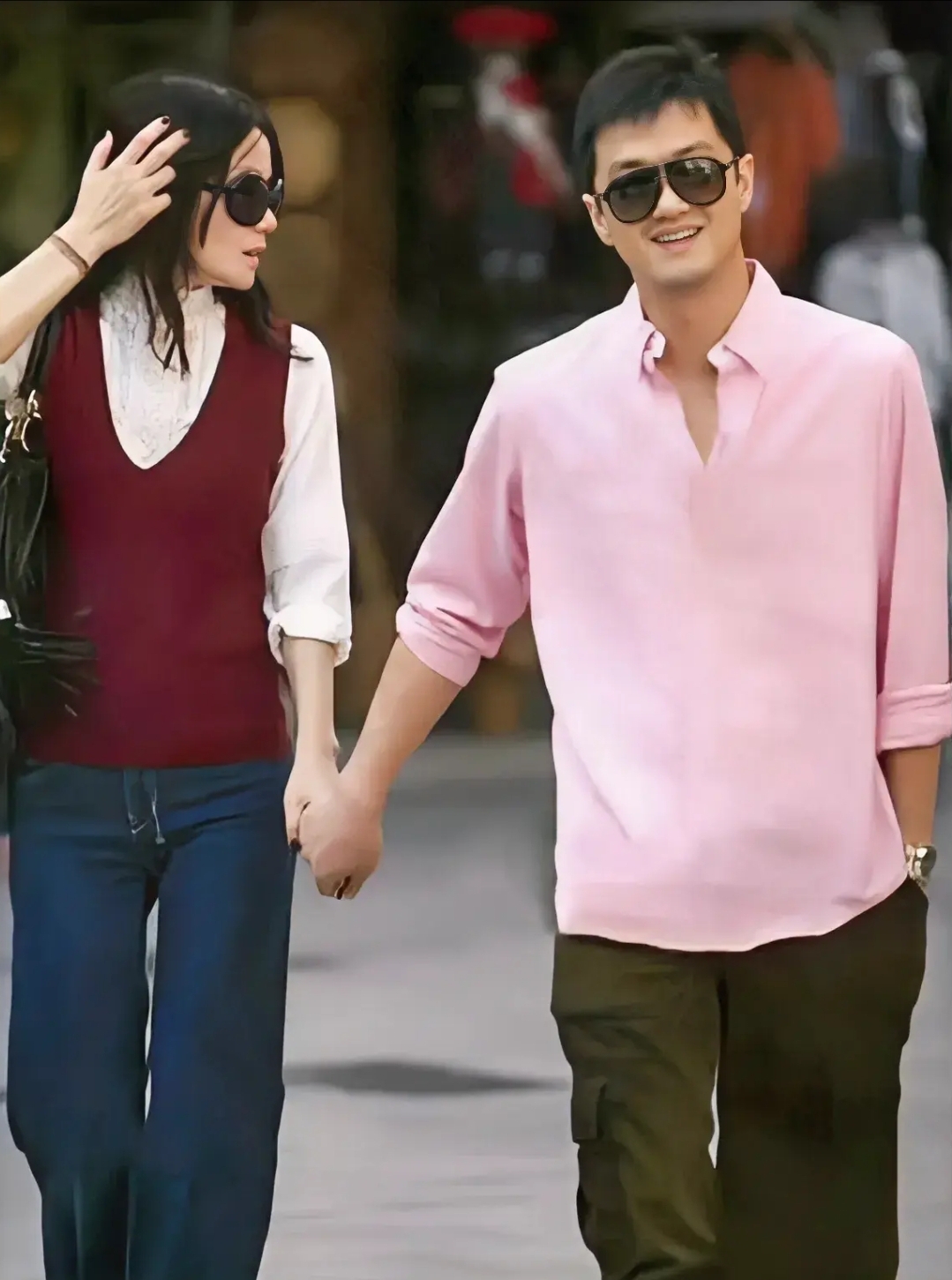 老照片:昔日王菲和男友李亚鹏恩爱牵手的幸福瞬间