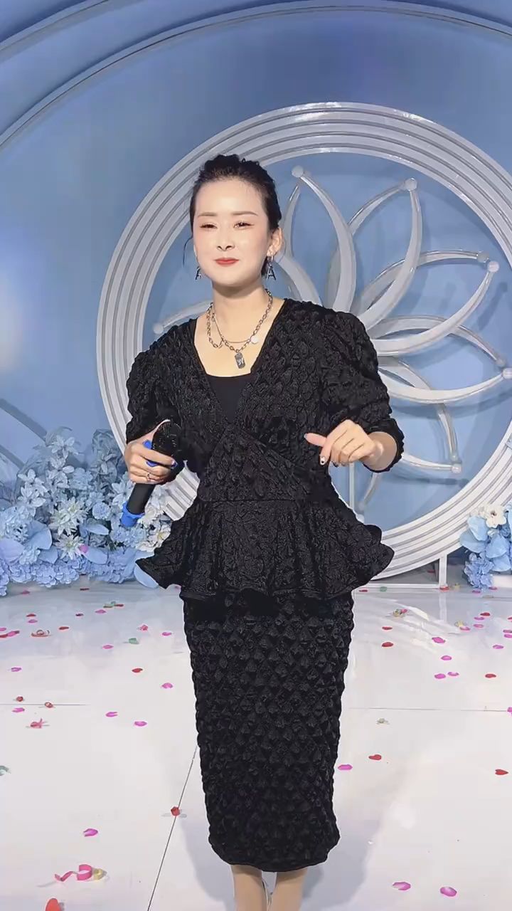 陕北歌手安燕演唱歌曲《端起酒杯想起你》