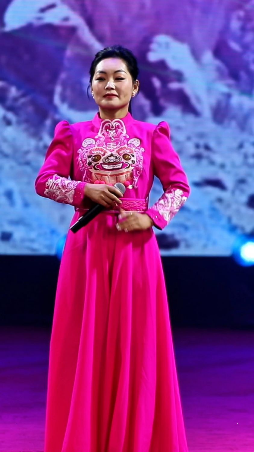 陕北歌手周艳演唱陕北民歌《崖畔上开花》