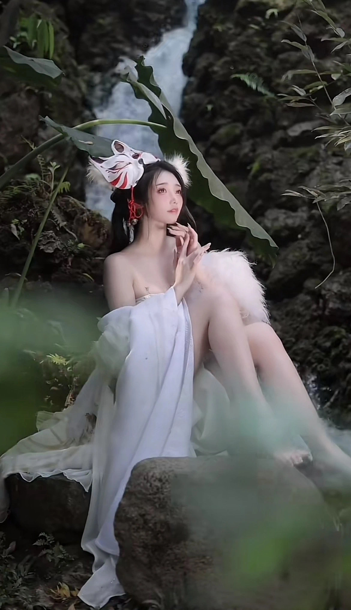 cos|狐狸精|这只狐狸受伤了,躲在这里舔伤口